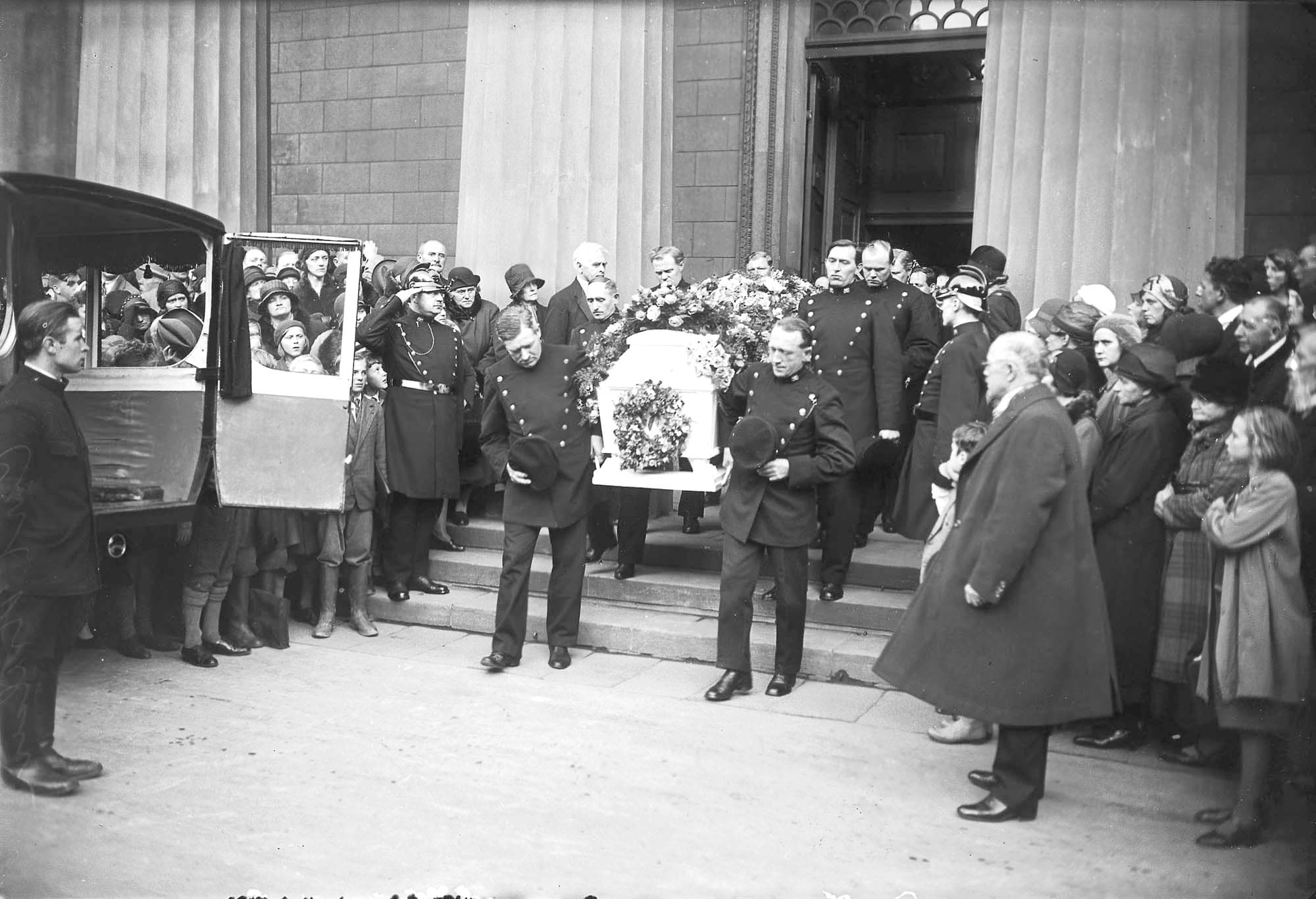 Komponisten bæres ud.