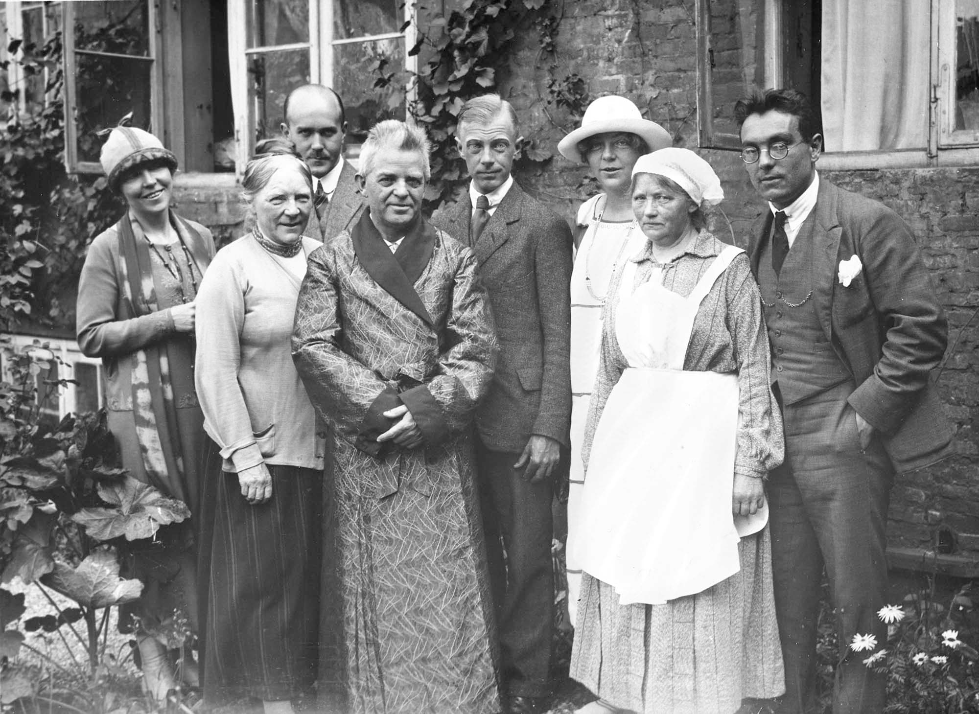 Husstand og børn, Frederiksholms Kanal den 9.6.1925 om morgenen. Fra venstre Irmelin, Anne Marie Carl-Nielsen, Eggert Møller, fødselaren, Hans Børge, Søs, Maren Hansen og Emil Telmányi.