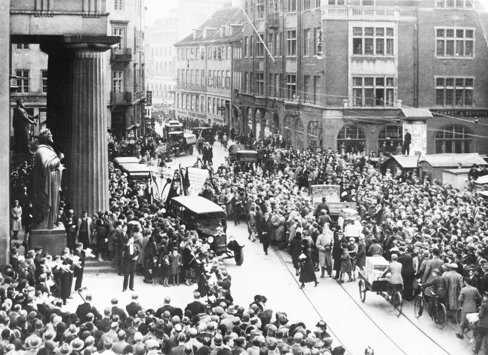 Dette og næste billede: Uden for kirken spillede et civilklædt militærorkester dirigeret af Livgardens kapelmester Th. Dyring J.P.E. Hartmanns "Sørgemarsch ved Thorvaldsens Bisættelse i Frue Kirke".