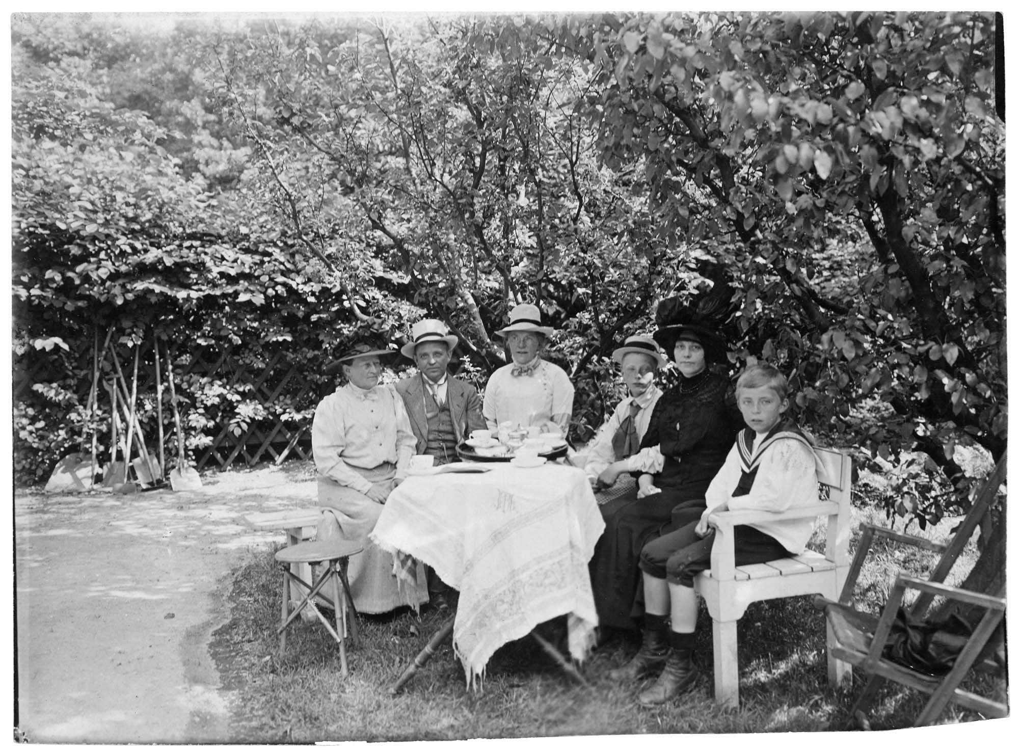 Haven Vodroffsvej. Fra venstre: Agnes Lunn, Carl Nielsen, Anne Marie Carl-Nielsen, Hans Børge Nielsen, Nathalie Nielsen (gift med Johannes Nielsen) og Hans Børges fætter Broder Petersen.