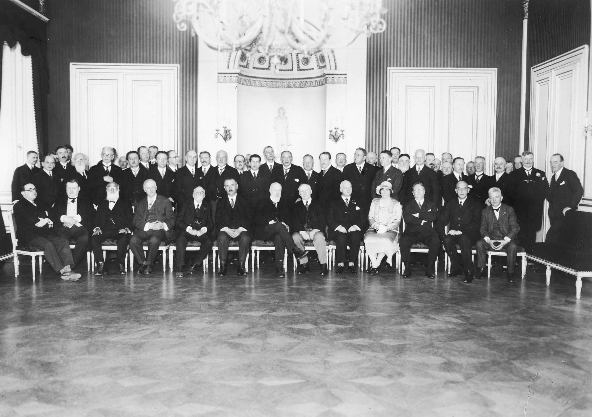 
            
                
                
                Den internationale Schubertkonkurrences afslutning i Wien, juni 1928. Carl Nielsen og Max von Schillings siddende yderst til højre.
            
        