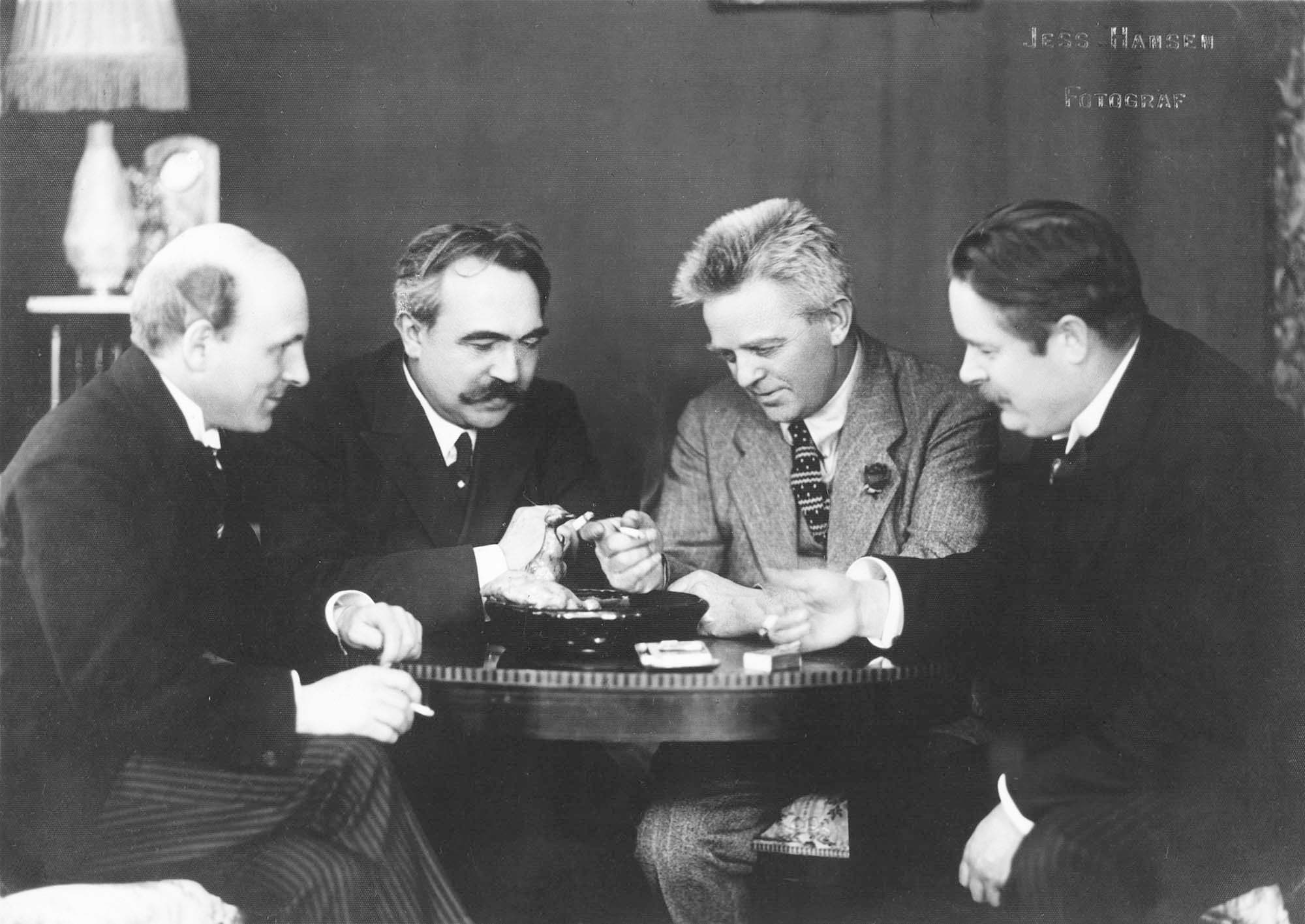 Carl Nielsen i Musikselskabet Harmonien, Bergen, april 1924. Fra venstre sidder Sverre Jordan, korleder, Johannes Wolff, hollandsk violinist, og Harald Heide, dirigent.