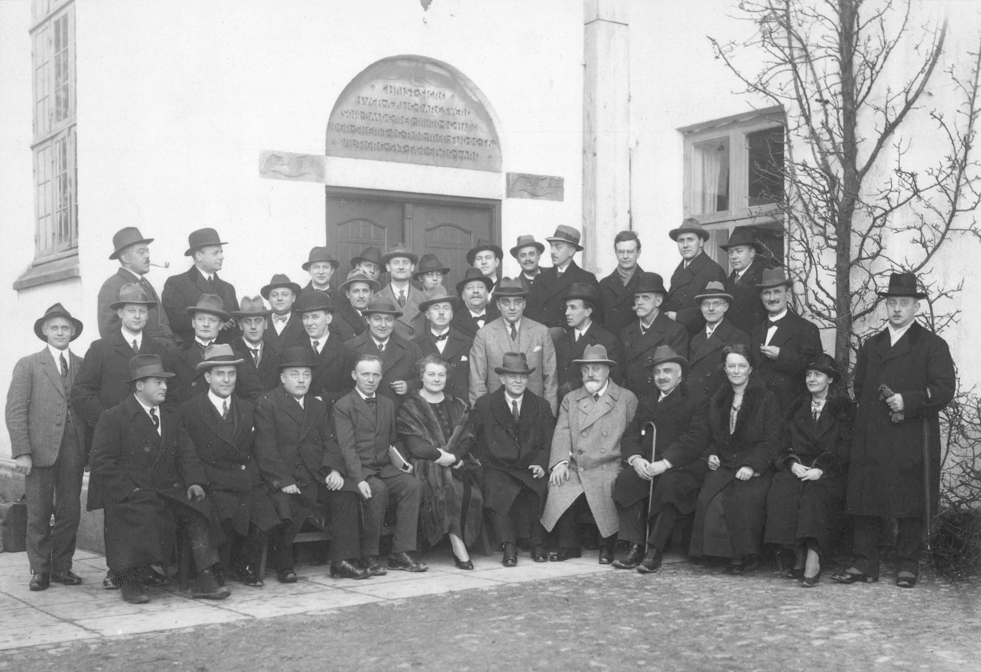 Dette og næste billede: Københavns filharmoniske Orkester i Ryslinge med Carl Nielsen (siddende midt for) som dirigent, 26.-27. januar 1926, jf. 9. Første mand til venstre for Carl Nielsen er Thorvald Aagaard. Næste billede er taget kort forinden, eftersom det forklarer de snavsede sko på dette!