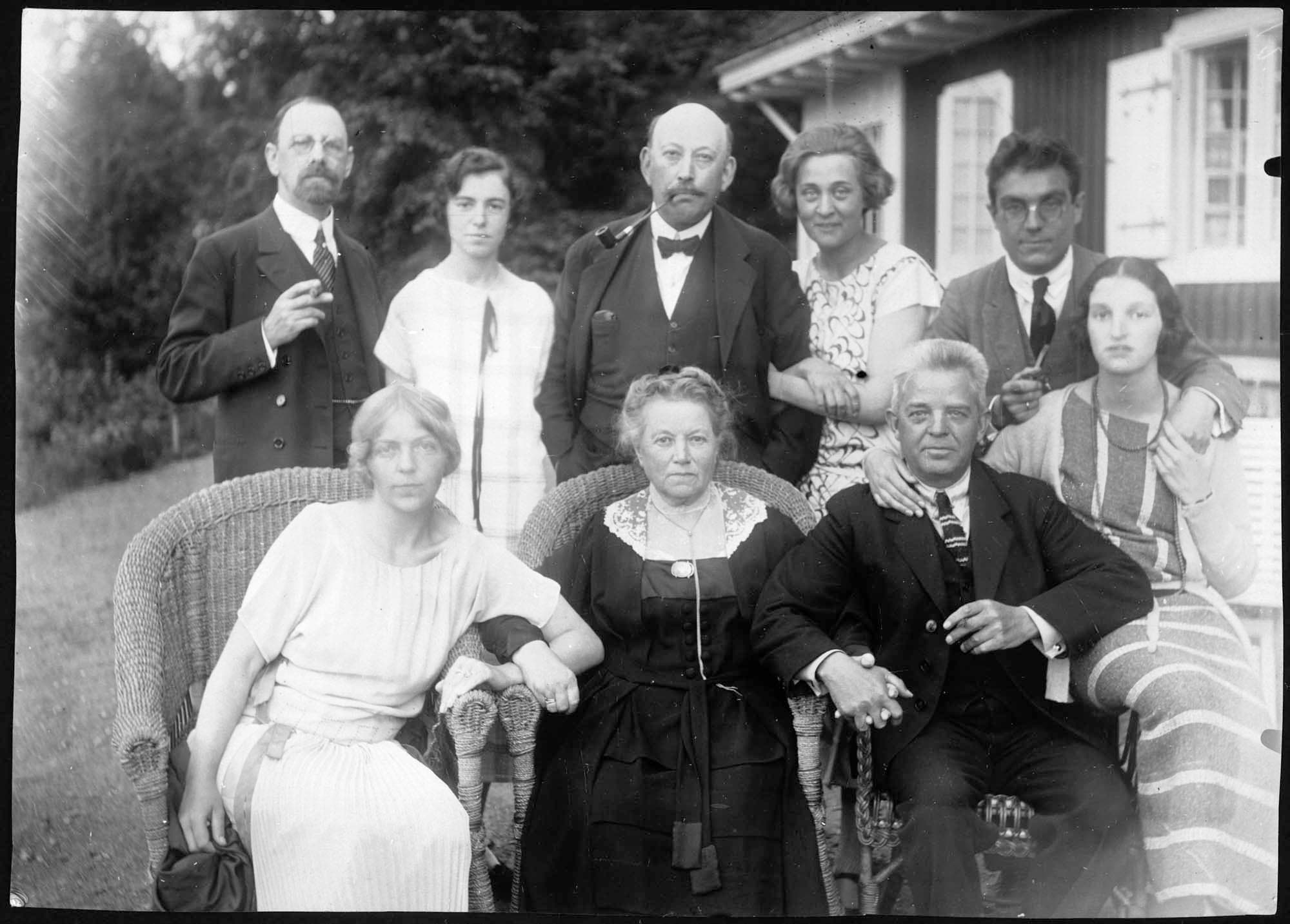 
            
                
                
                Skogshem. Siddende fra venstre: Søs, Henriette Magnus, Carl Nielsen og Anna Lisa Mannheimer. Stående fra venstre: Harald Fürstenberg, Birgit Fürstenberg, Herman Mannheimer, Barbro Tham (en veninde af familien Mannheimer) og Emil Telmányi.
            
        