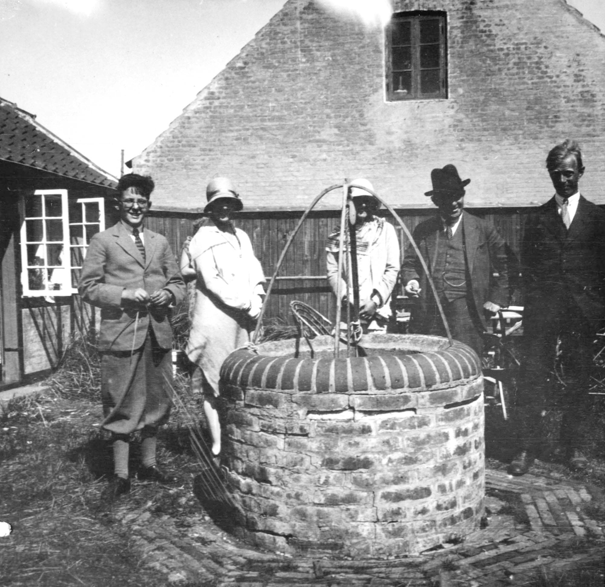 Ved Finis terræs brønd, Skagen, juni 1929. Walther Michaelsen, hans mor Vera, hendes søster Mathilda Faurschou, Carl Nielsen og Hans Børge.