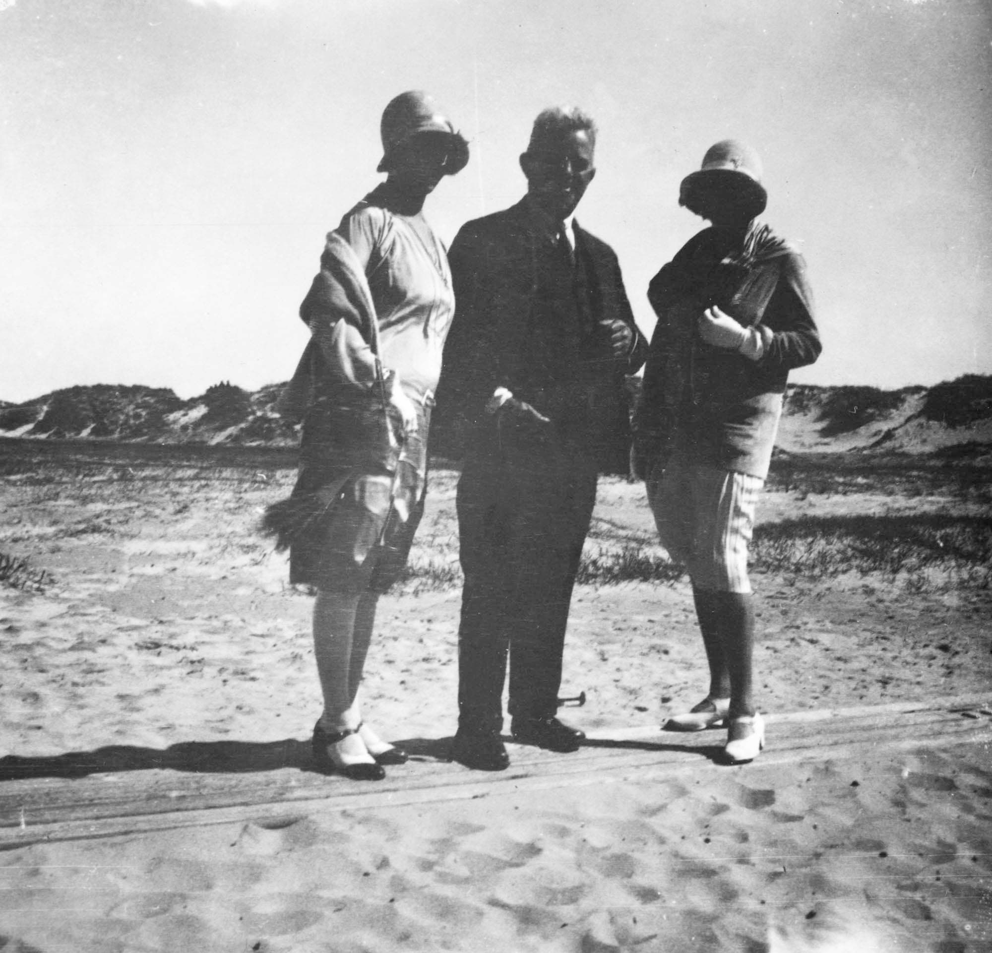 Carl Nielsen mellem søstrene Vera Michaelsen og Mathilda Faurschou. Skagen, juni 1929.