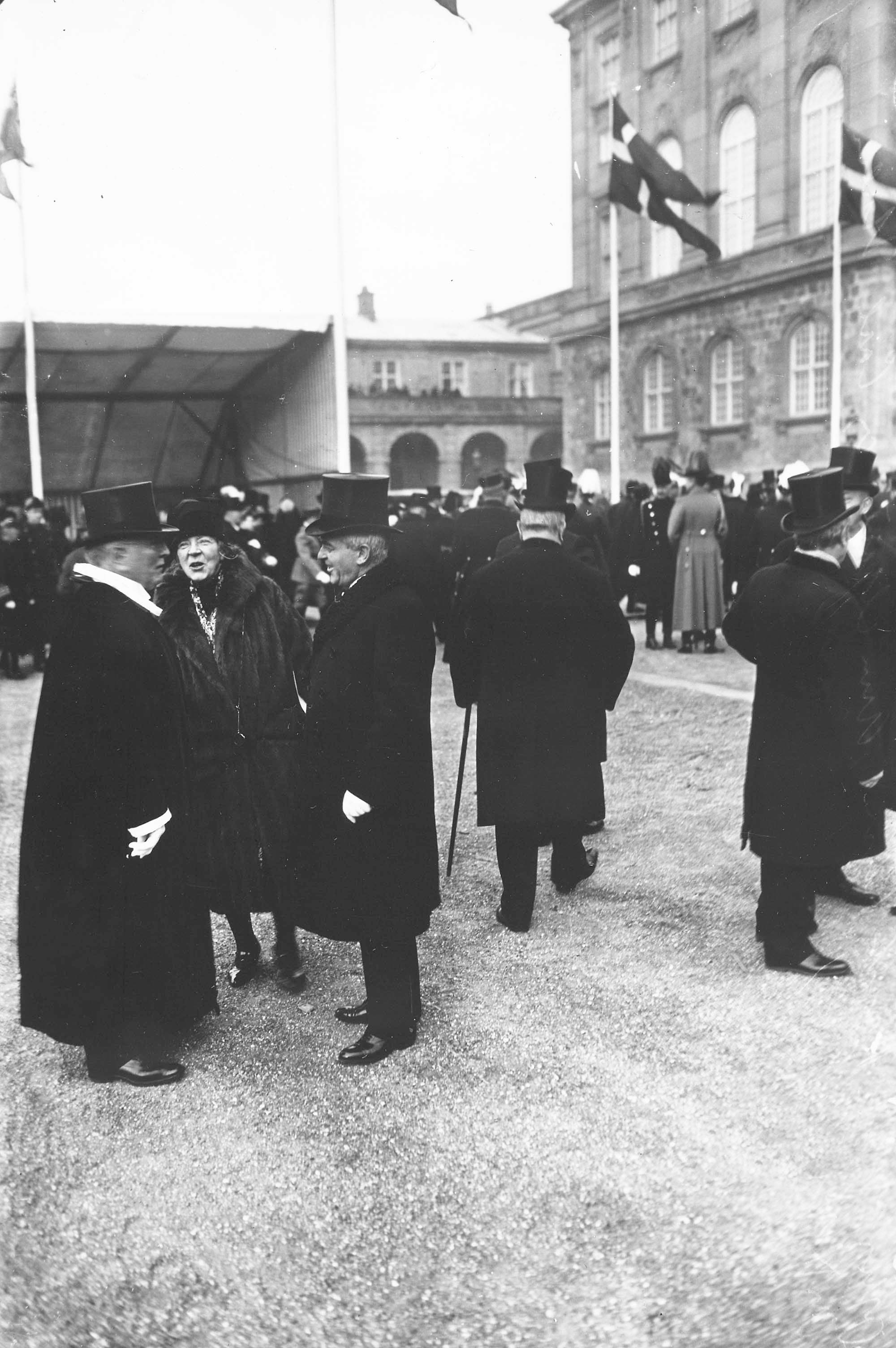 Ægteparret Nielsen i samtale med H.M. Fenger, kongelig konfessionarius og Holmens provst. Fotograferet af Holger Damgaard den 15.11.1927 ved afsløringen af Christian 9.s rytterstatue ved Christiansborg Slot.