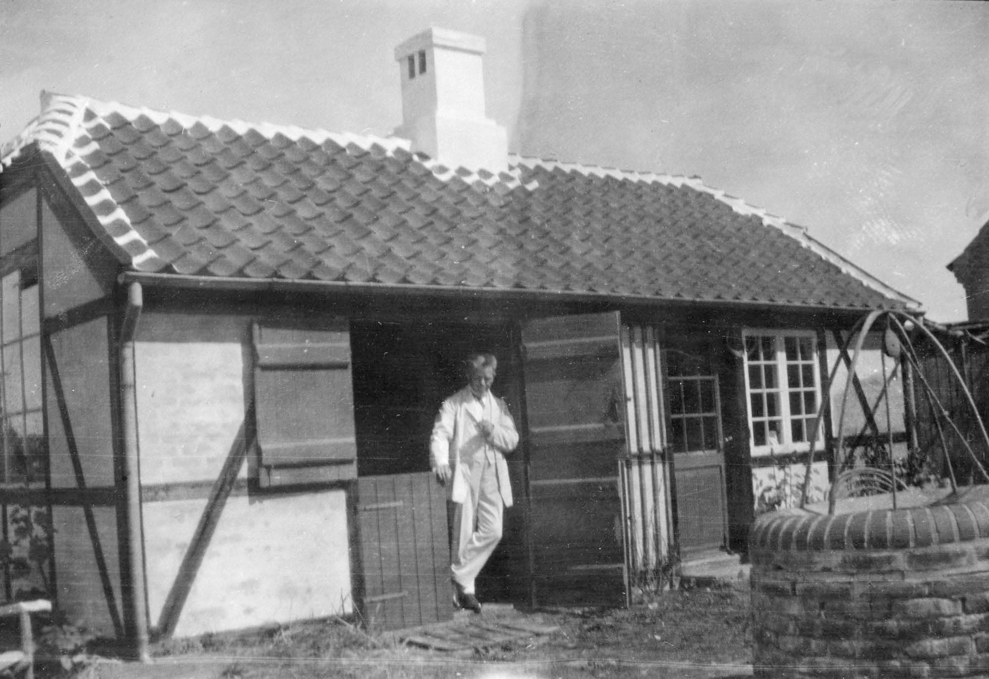 Carl Nielsen ved komponistværkstedet, Finis terræs lille baghus. Skagen 1918.