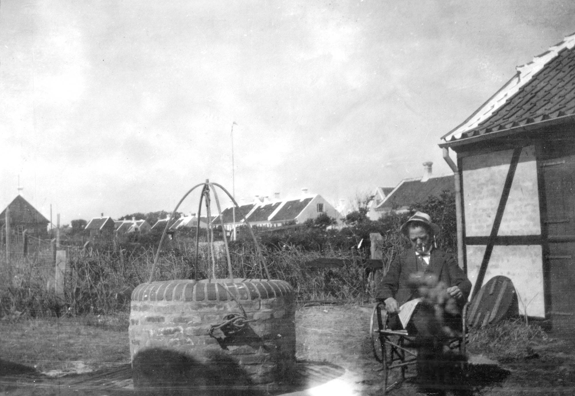 Carl Nielsen ved komponistværkstedet, Finis terræs lille baghus. Skagen 1918.
