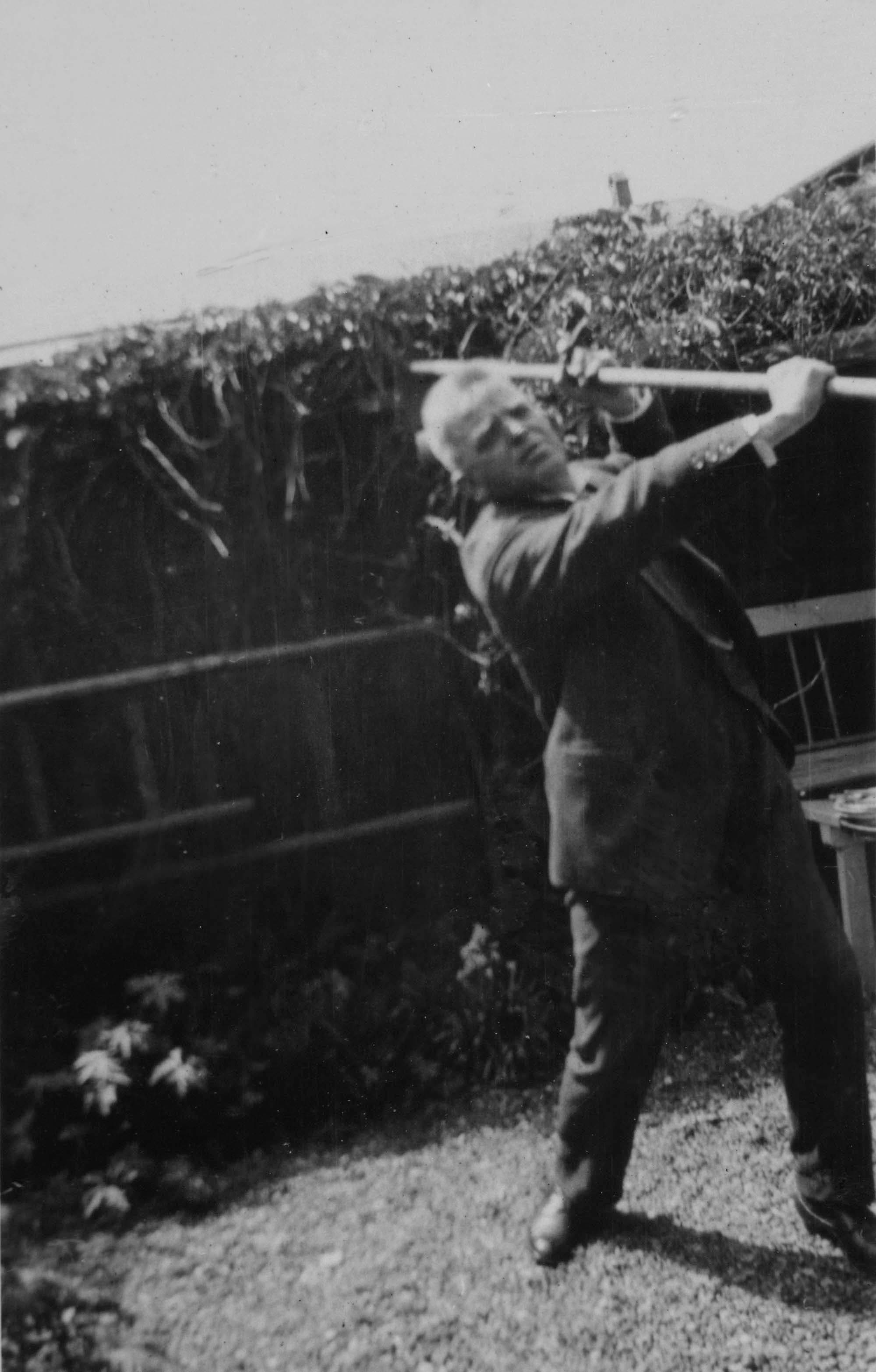 Hvad mon komponisten er i færd med? – på det samme traktørsted ved Furesøen som foregående billede, ca. 1920.