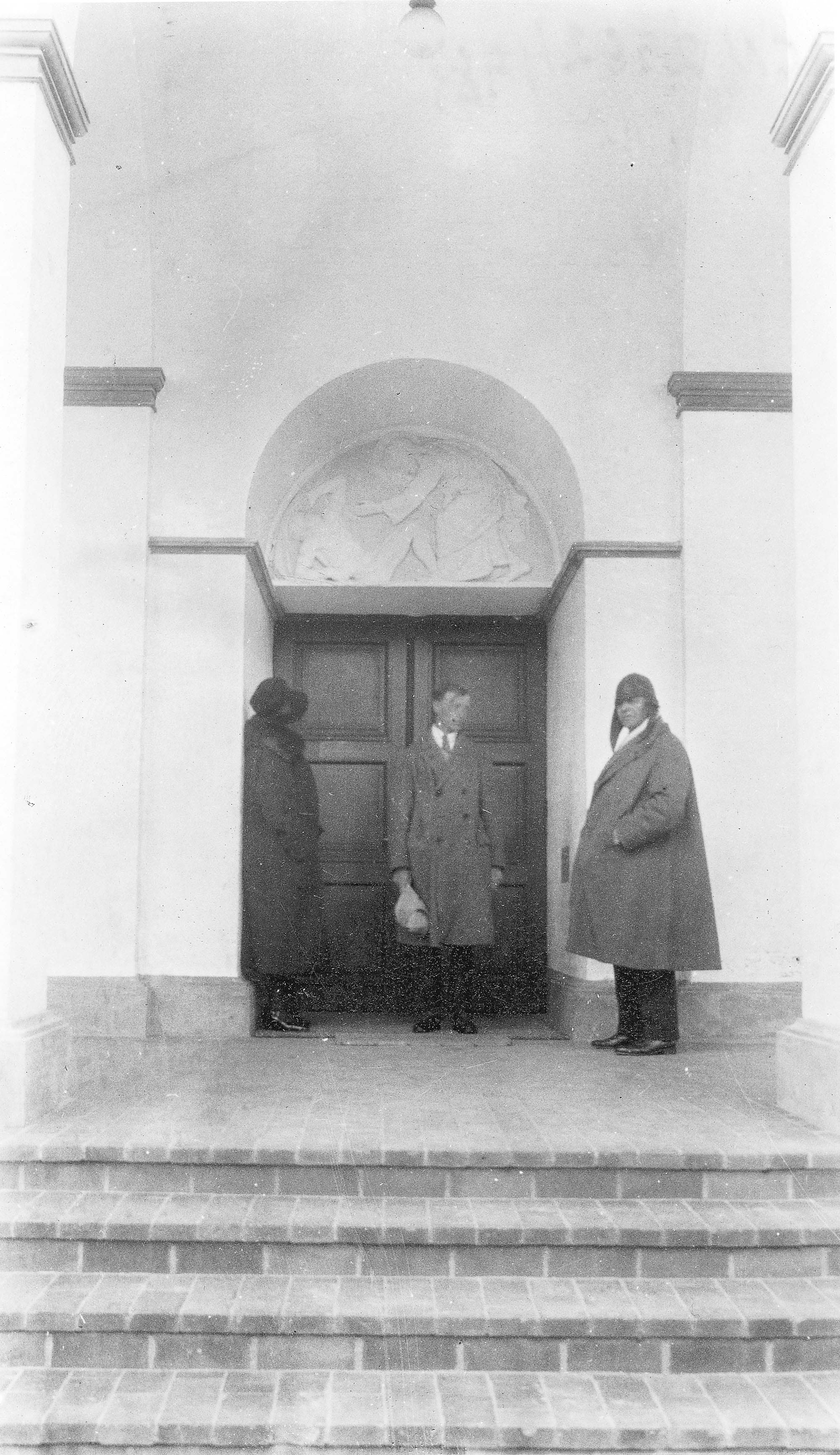 Frederikke Møller, Hans Børge og Carl Nielsen ved Kristkirken i Kolding den 24.6.1927; Anne Marie Carl-Nielsens relief Lazarus’ opvækkelse opsat samme år, jf. 606.