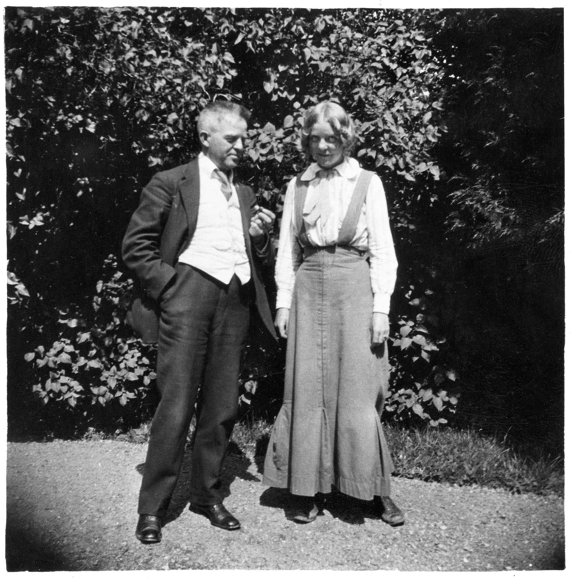 Fuglsang. Carl Nielsen og datteren Anne Marie, kaldet Søs