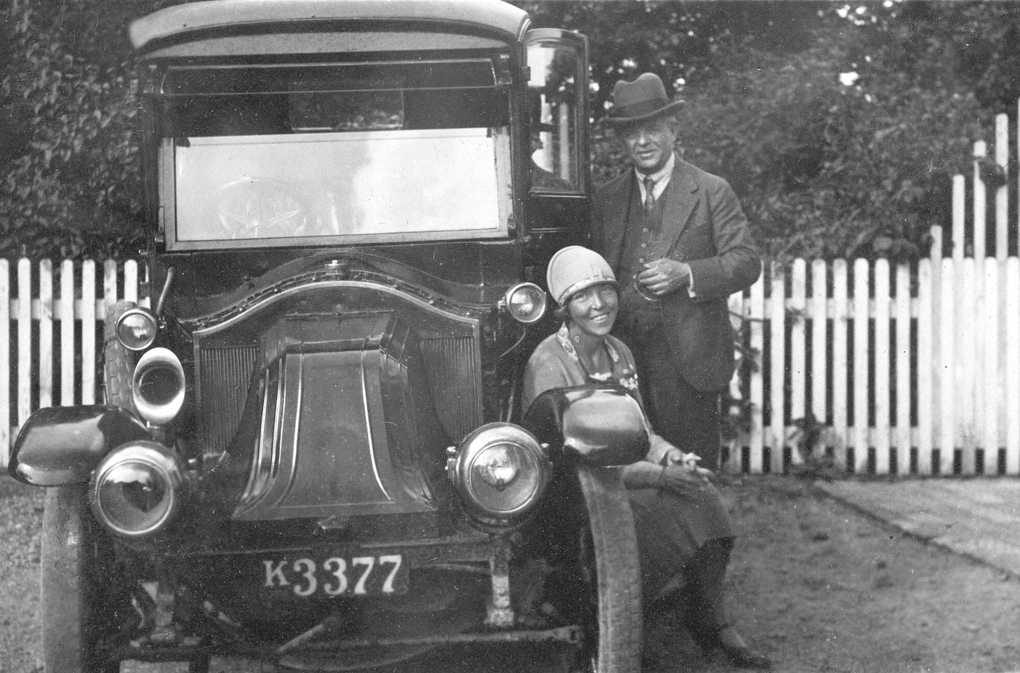 Far og ældste datter ved Renault’en, populært kaldet ”skilderhuset”. Udateret.