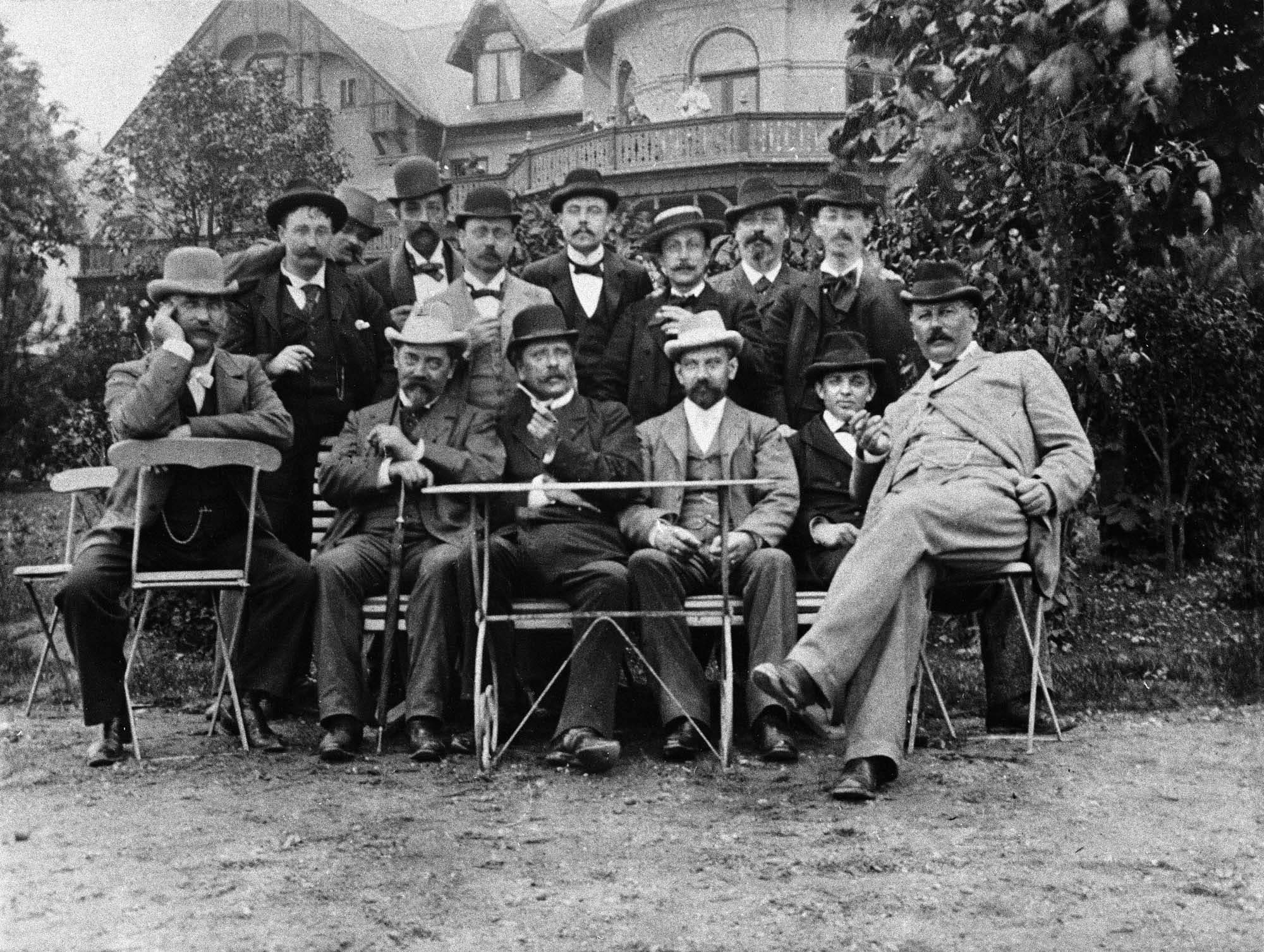 1.54. Med medlemmer af Det Kgl. Kapel var Carl Nielsen også på udflugt. Fra venstre: Otto Allin, Kristian Sandby, J.F. Andersen Marke, Ernst Høeberg, Christian Petersen, P. Brøndum, Frederik Hilmer, Johannes Schiørring, Axel Gade, E.A.W. Michelsen, Axel Guldbrandsen, Julius Borup, Carl Nielsen (uden skæg) og Ludvig Holm. Foto: Carl Nielsen Museet, Odense.