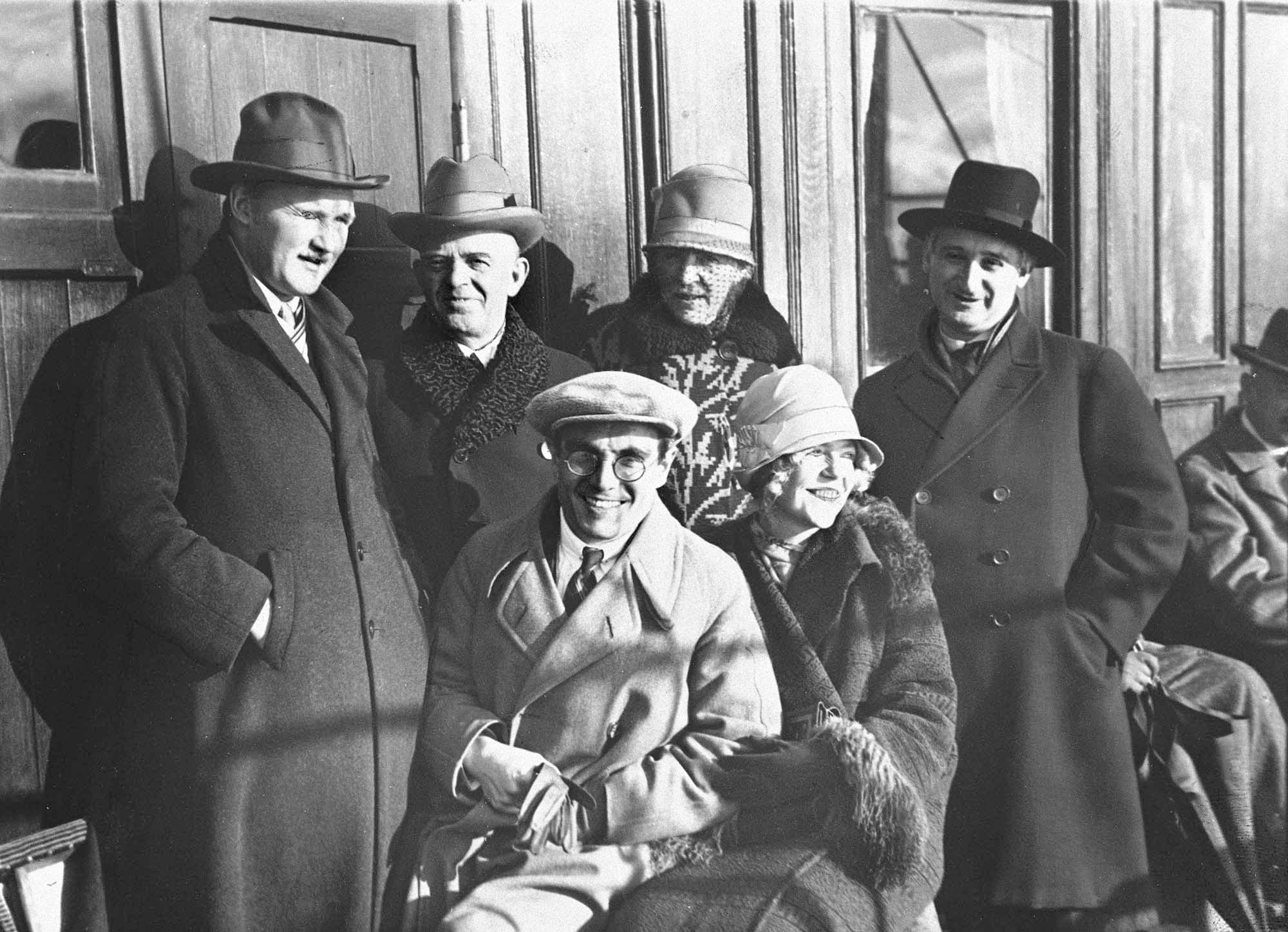 Rimeligvis på færgen mellem Gedser og Warnemünde, på vej ud eller hjem fra Paris. Stående: Holger Gilbert-Jespersen, Carl Nielsen, Anne Marie Carl-Nielsen og Hugo Seligmann; forrest Emil og Søs Telmányi.