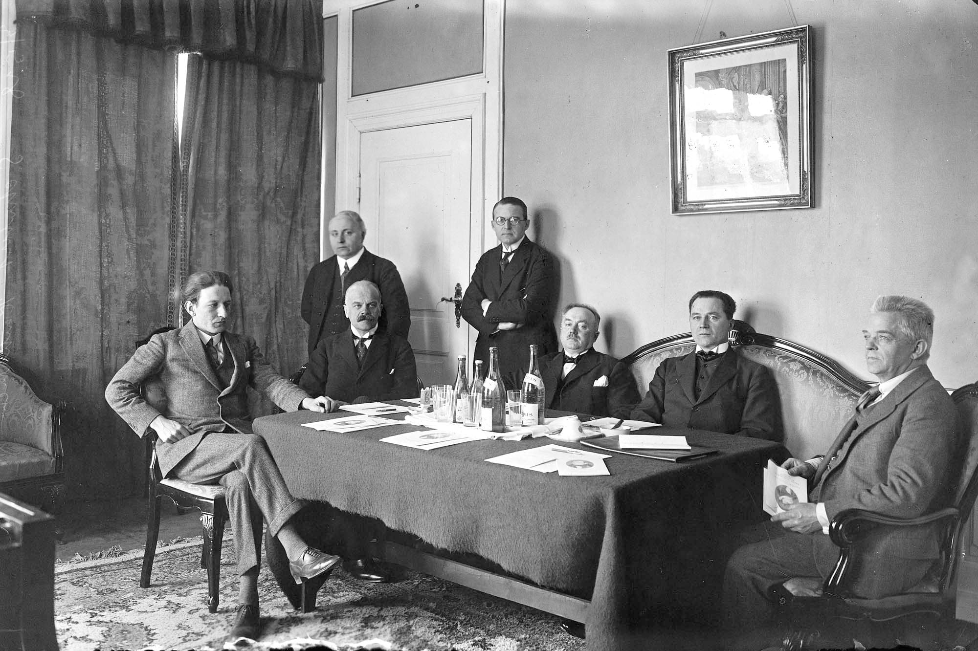 
            
                
                
                Den skandinaviske lokaljury for den internationale Schubertkonkurrence, samlet i København maj 1928. Fra venstre: Ebbe Hamerik, Otto Olsen, Hakon Børresen, Holger Zahle, Torolf Voss, Ture Rangström og Carl Nielsen. Overretssagfører Zahle var generalsekretær for lokaljuryen.
            
        