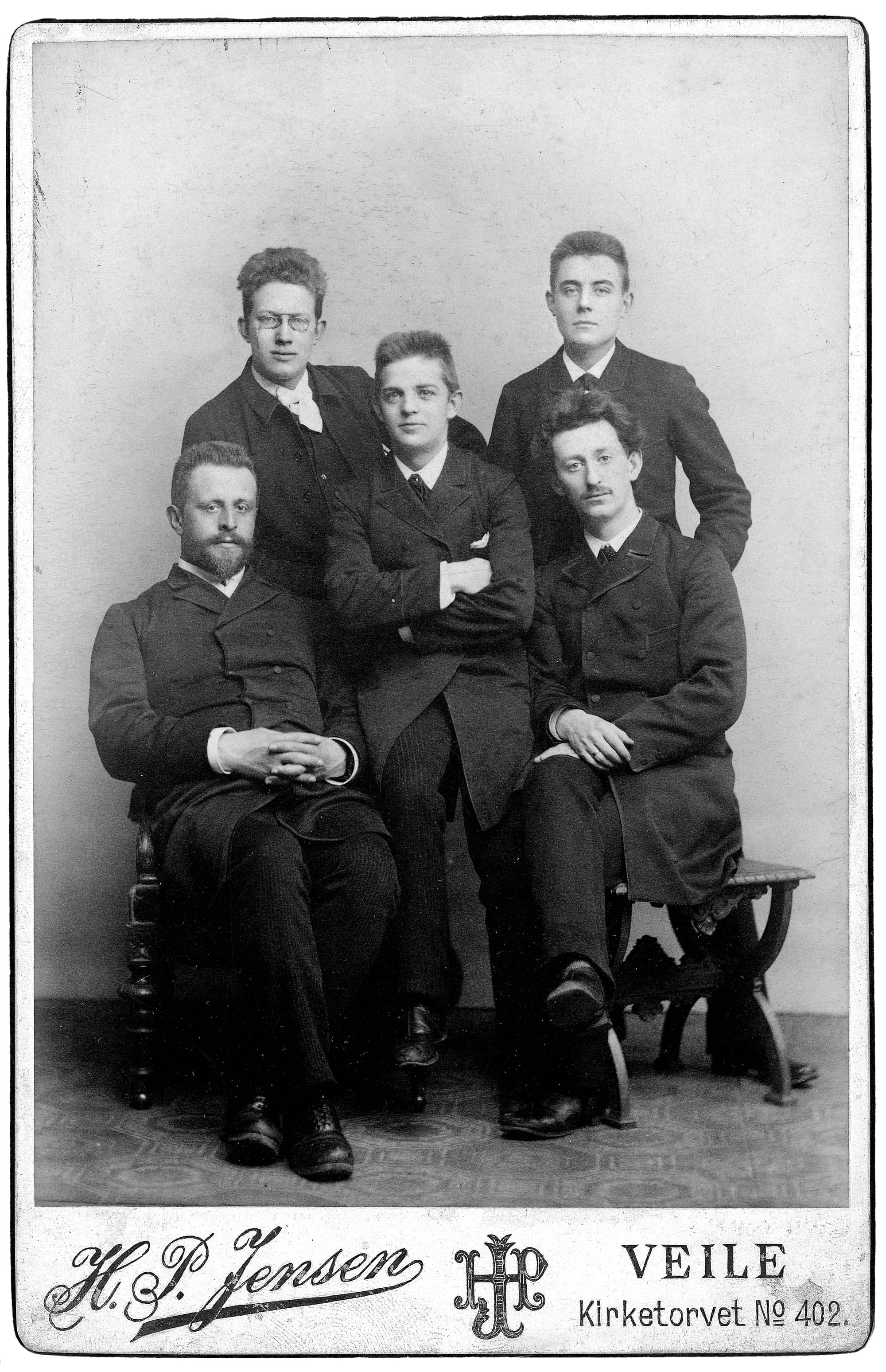 På billedets bagside har musikerne skrevet: "Til venlig Erindring om Carl Nielsen, Joh. Schiørring, P. E. Jensen, Julius Borup, Vald. Unmack. Concert i Vejle den 21 Marts 1890". Musikken var af Schubert, Grieg og Mendelssohn.(MMCCS).