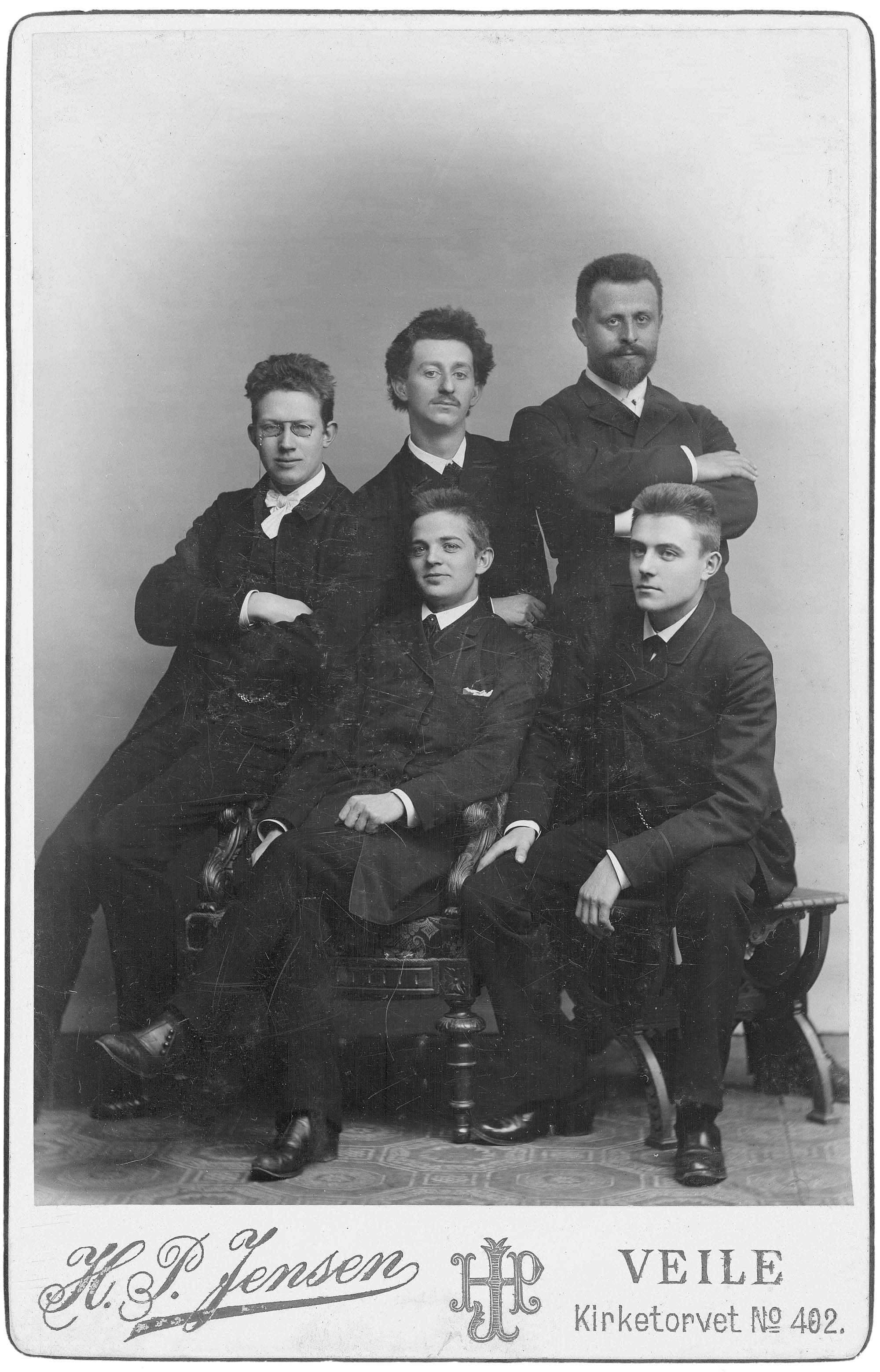 Carl Nielsen omgivet af fra venstre Peter Ejler Jensen, Julius Borup, Valdemar Unmack og Johannes Schiørring ved koncerten i Vejle Musikforening. (MMCCS).