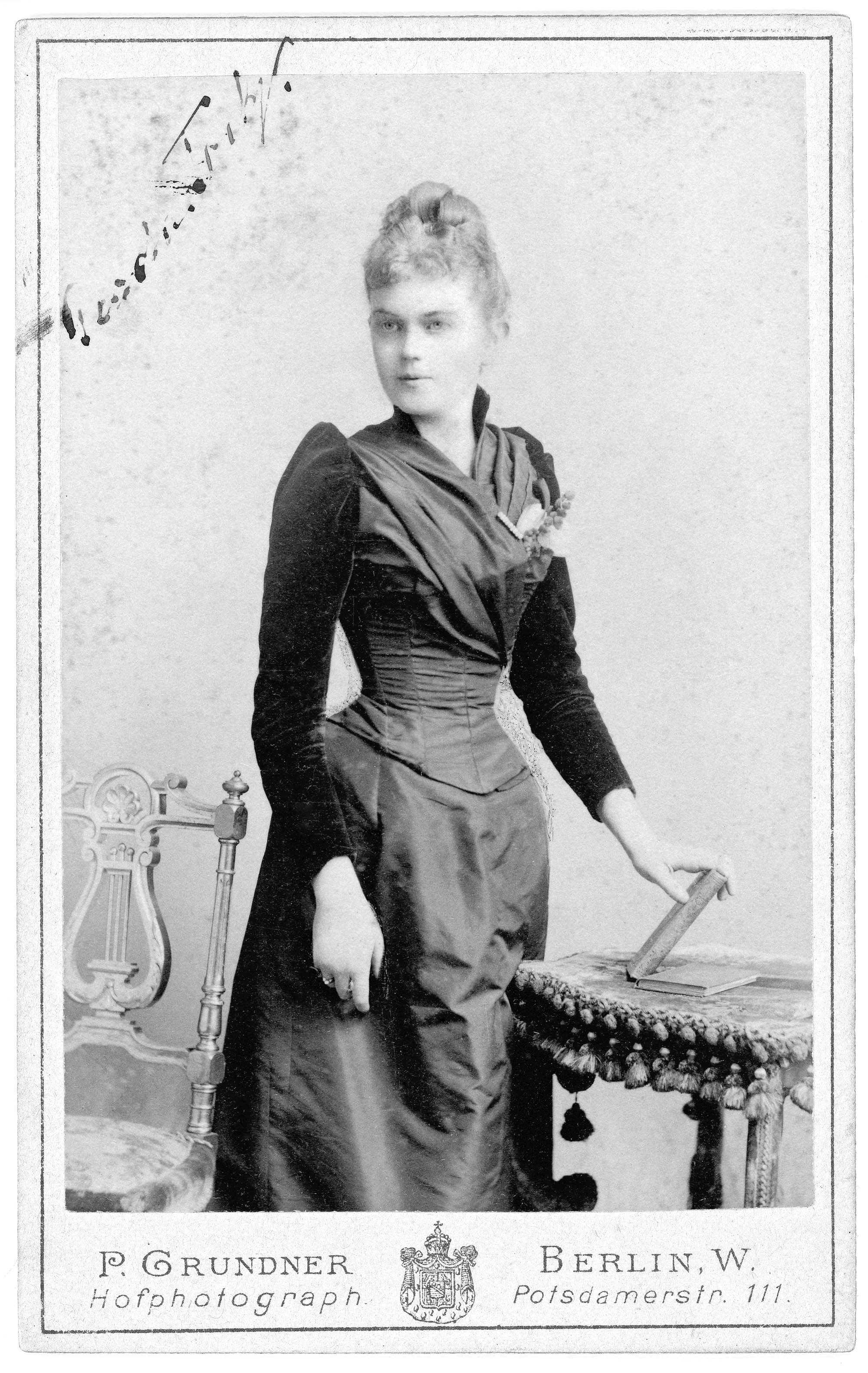 Gerda von Fock sendte senere sit portræt til Carl Nielsen med påskriften: “Zur freundlichen Erinnerung an Gerda v. Fock. Berlin 5-8-91”. Året efter blev Gerda von Fock gift med den tyske sanger Max Freund-Waldau. (KB, HA, CNA).