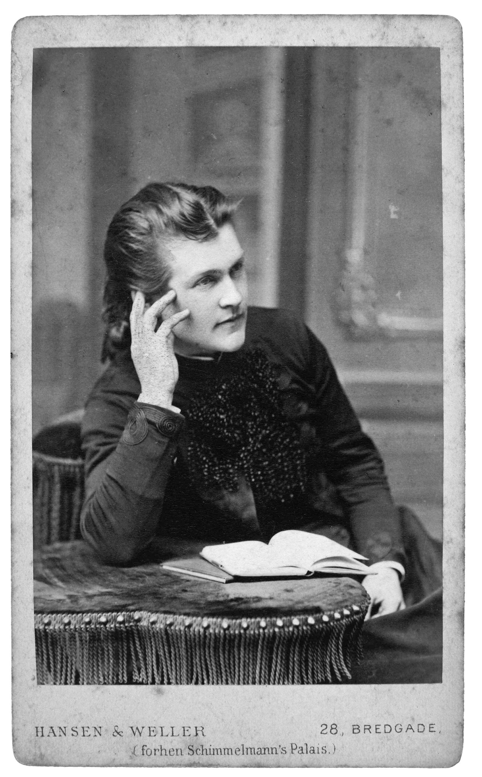 Dette og næste billede: Charlotte Trap de Thygeson, 1856-1934, fra 1905 ejer af herregården Damgaard syd for Fredericia