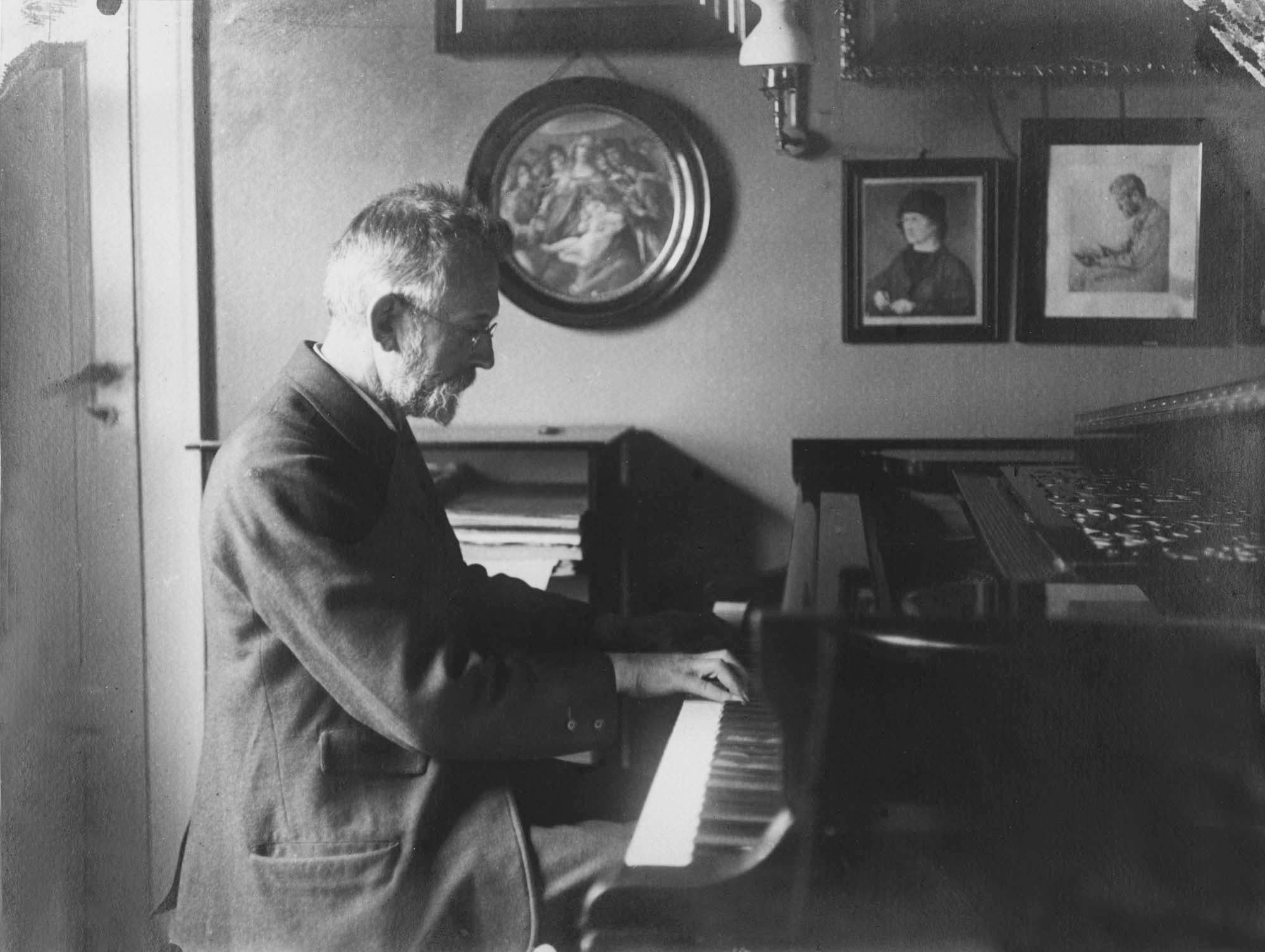 Valdemar Brücker ved sit flygel, som også Carl Nielsen spillede på, jf. 4: 86, og som han besøgte igen 14.7.1917, jf. 522.