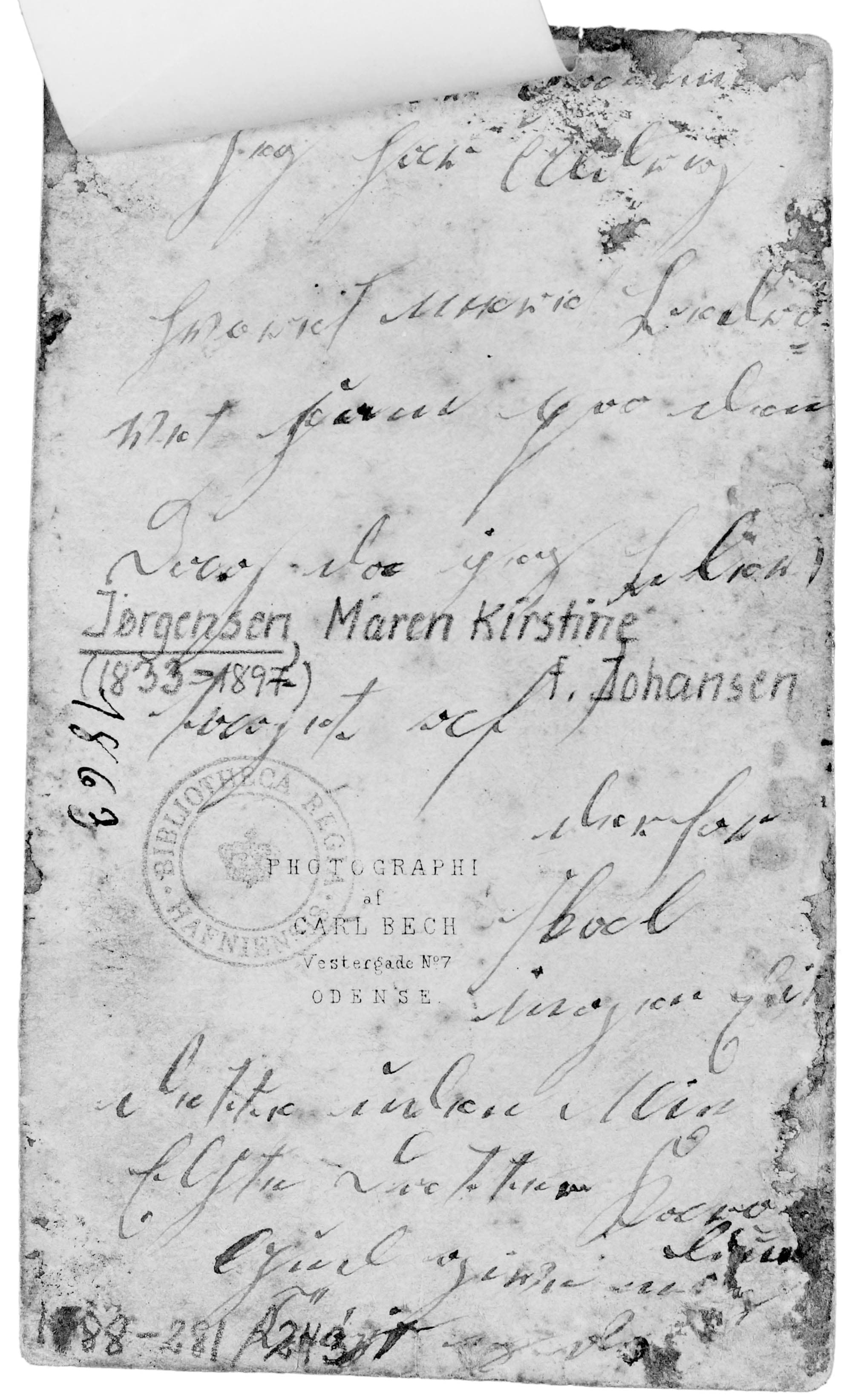 Dette og næste billede: Maren Kirstine Jørgensens tekst, jf. 693, på bagsiden af fotografiet fra 1863 af hende selv, jf. 1:615. Den påklæbede strimmel stammer fra Carl Nielsens billedredigering af Min fynske Barndom, 1927, hvori billedet bragtes overfor s. 16. Fotografiet i bogen af Carl Nielsens far er gengivet 5:293.