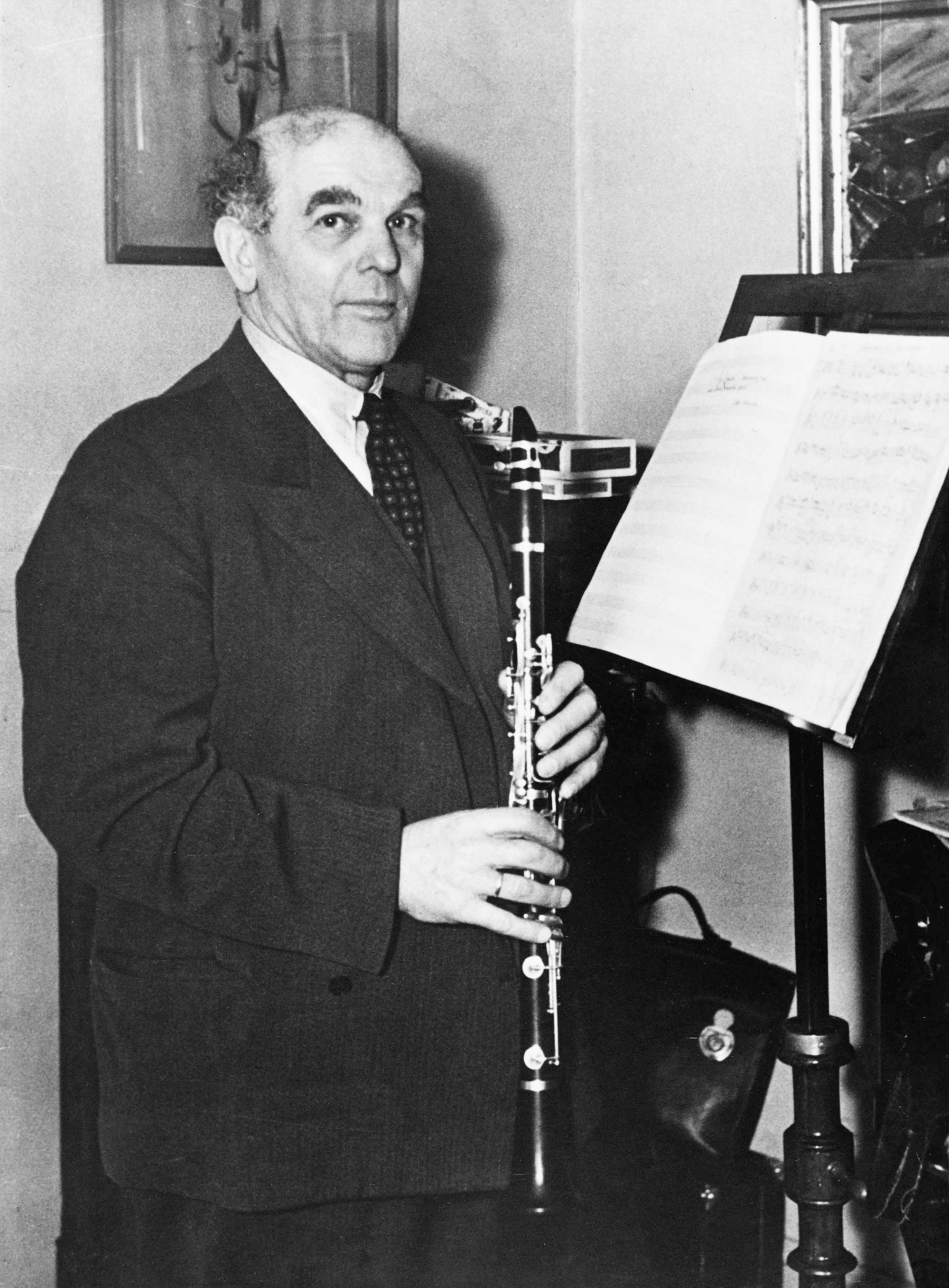 
            
                
                
                Klarinettisten Aage Oxenvad, 16.1.1884-13.4.1944, med Carl Nielsens håndskrevne klarinetstemme til klarinetkoncerten.
            
        