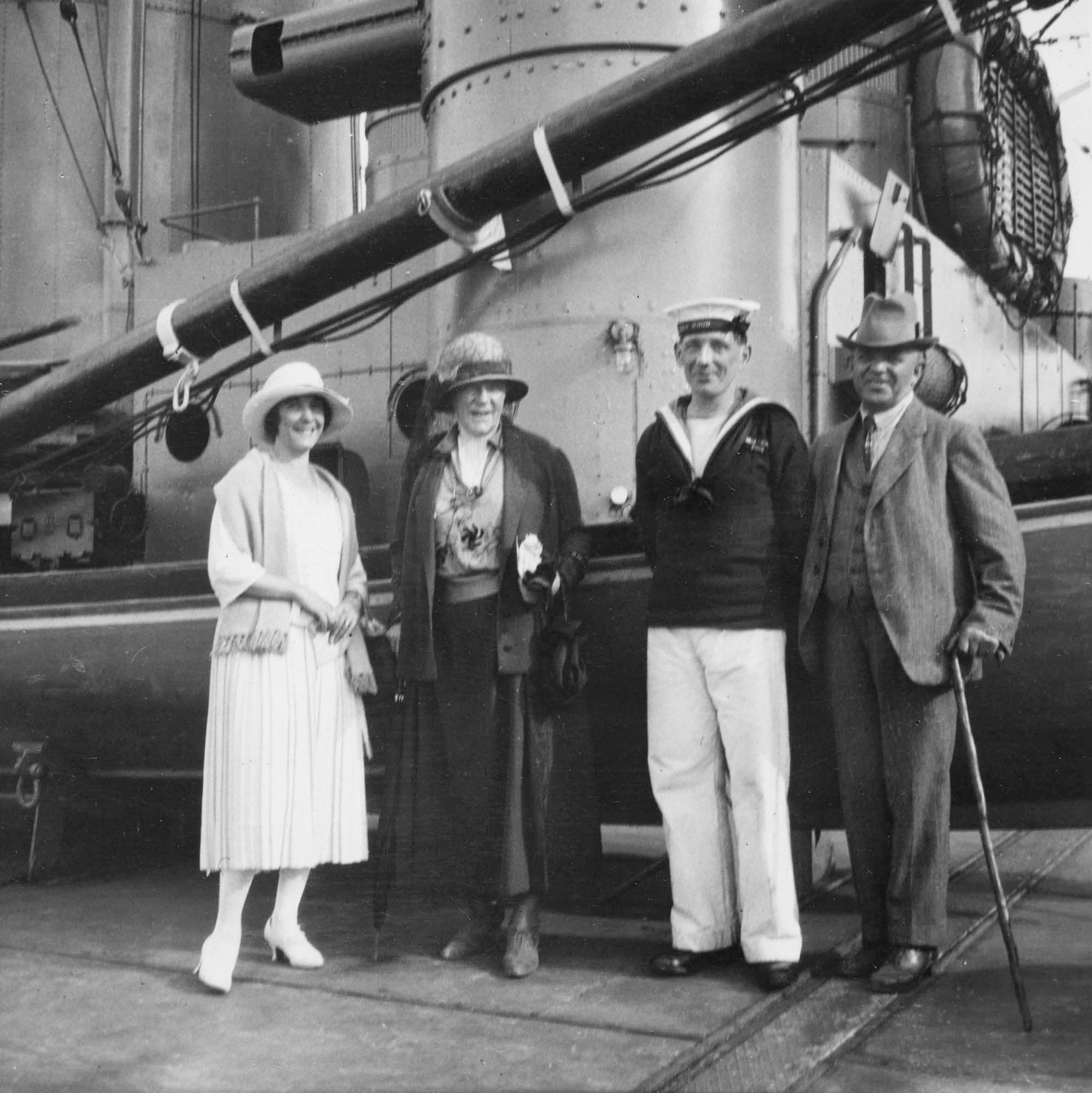 Vera Michaelsen, Anne Marie Carl-Nielsen og Carl Nielsen ombord på den britiske slagkrydser HMS Hood, jf. 519.