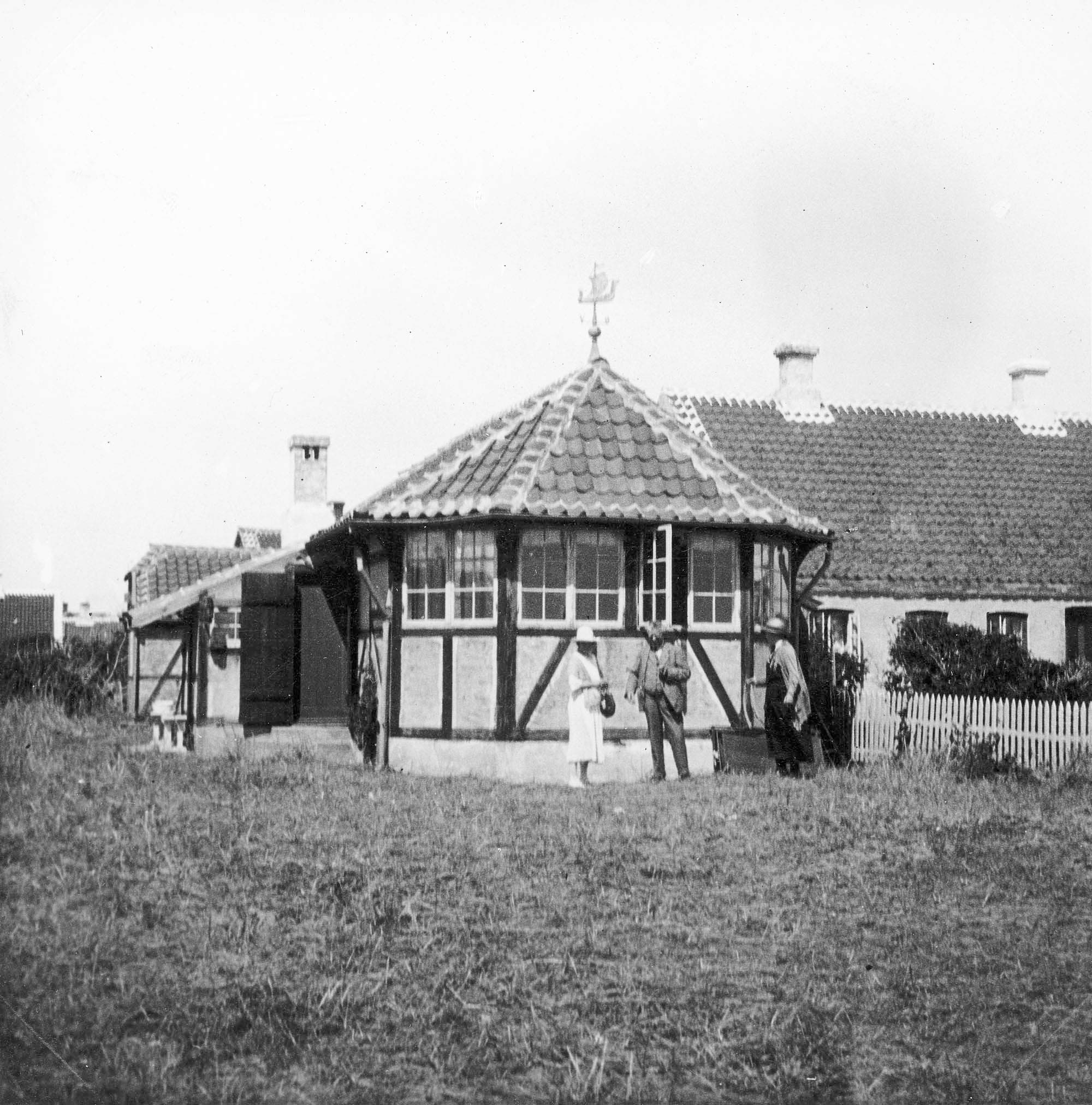 Dette og næste billede: Vera Michaelsen, Carl Nielsen og Anne Marie Carl-Nielsen. Finis terræ, Skagen, juli 1923.