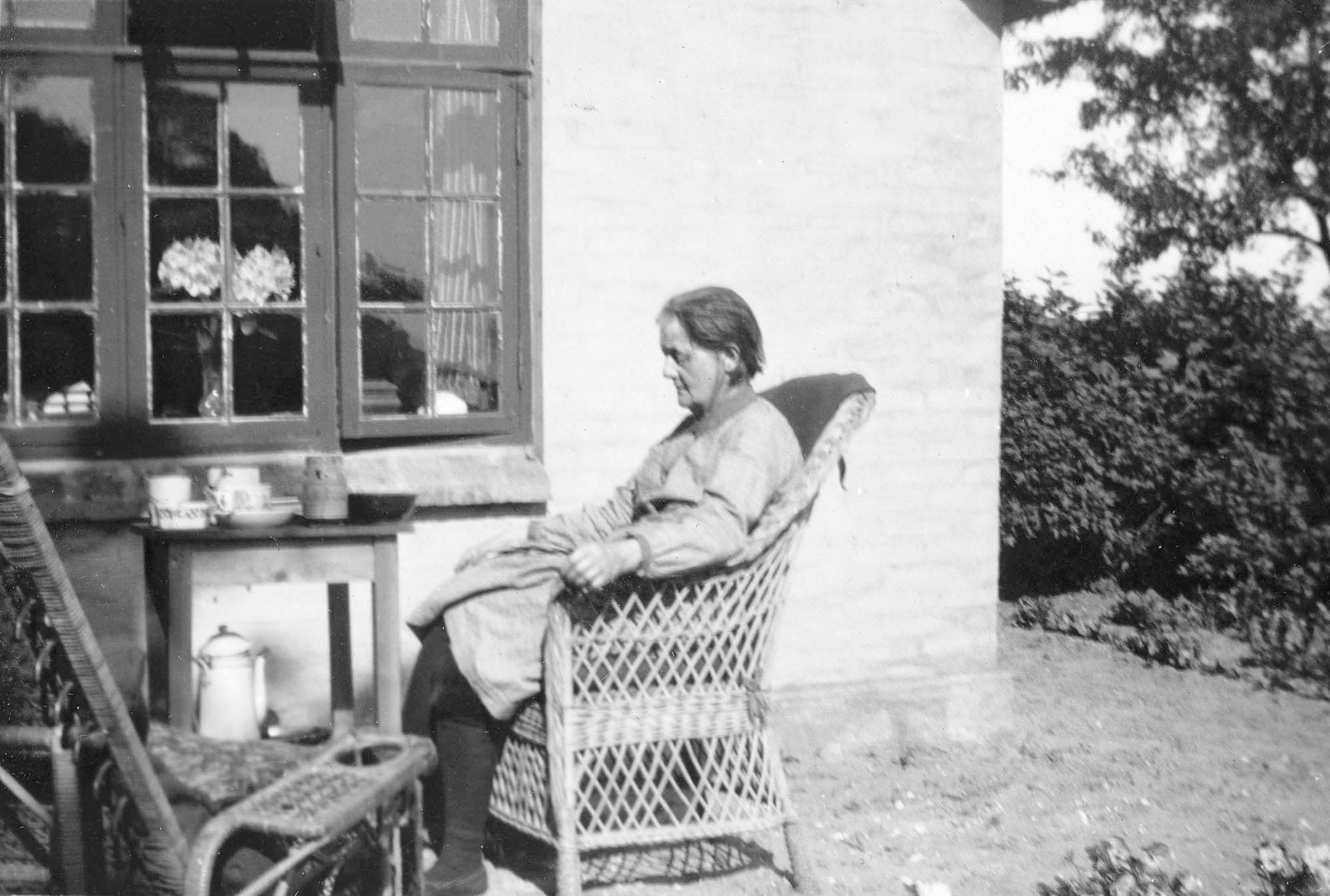 Margrete Rosenberg ved Damgaards strandhus, hvor hun boede i mange år, og hvor Carl Nielsen også komponerede.