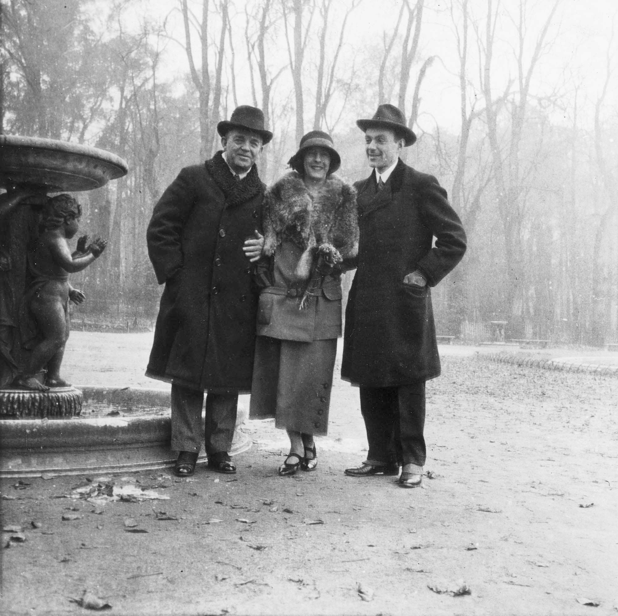 Carl Nielsen, Vera Michaelsen og hendes mands søstersøn Poul Hannover i Parc Monseau i Paris. Poul Hannover arbejdede som ung cand.polyt. for et bilfirma i Paris.