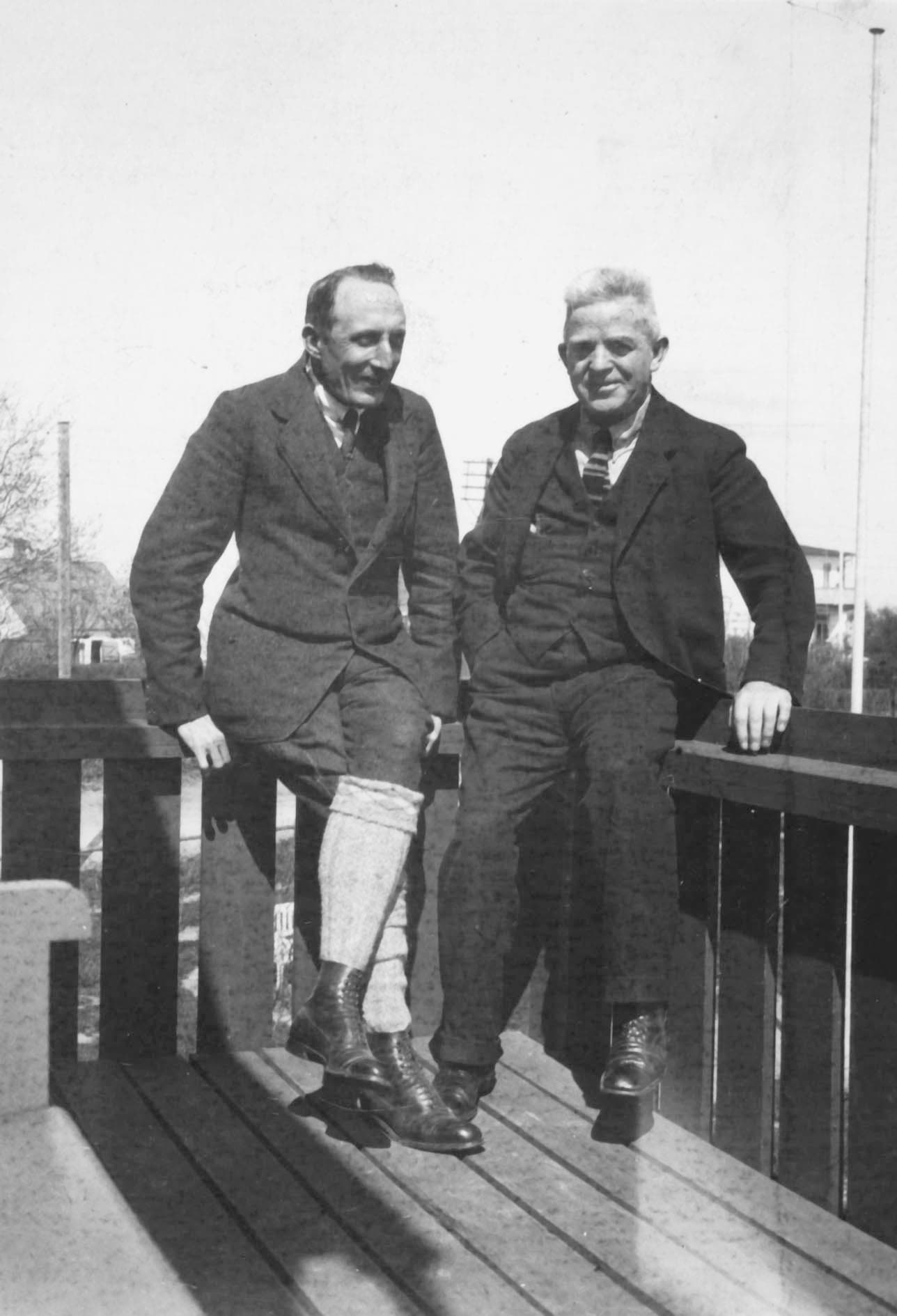 Christian Christiansen og Carl Nielsen på altanen til Villa Højtofte, Humlebæk. Carl Johan Michaelsen sendte den 13.5.1925 billedet som postkort til Carl Nielsen med en så kort hilsen, at det ny billede må have været anledningen.