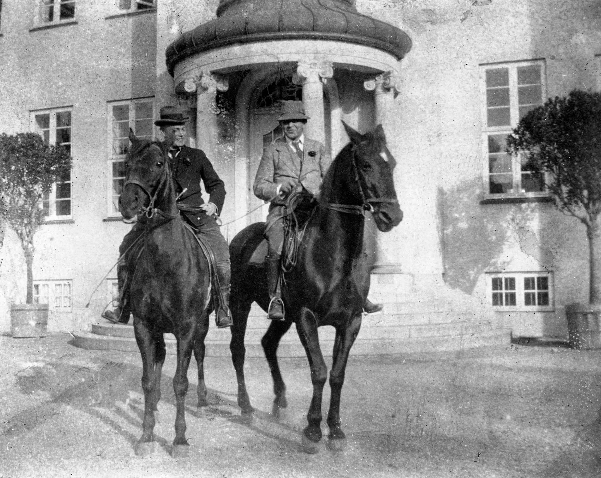 Johannes Nielsen og Carl Nielsen på de ny heste.