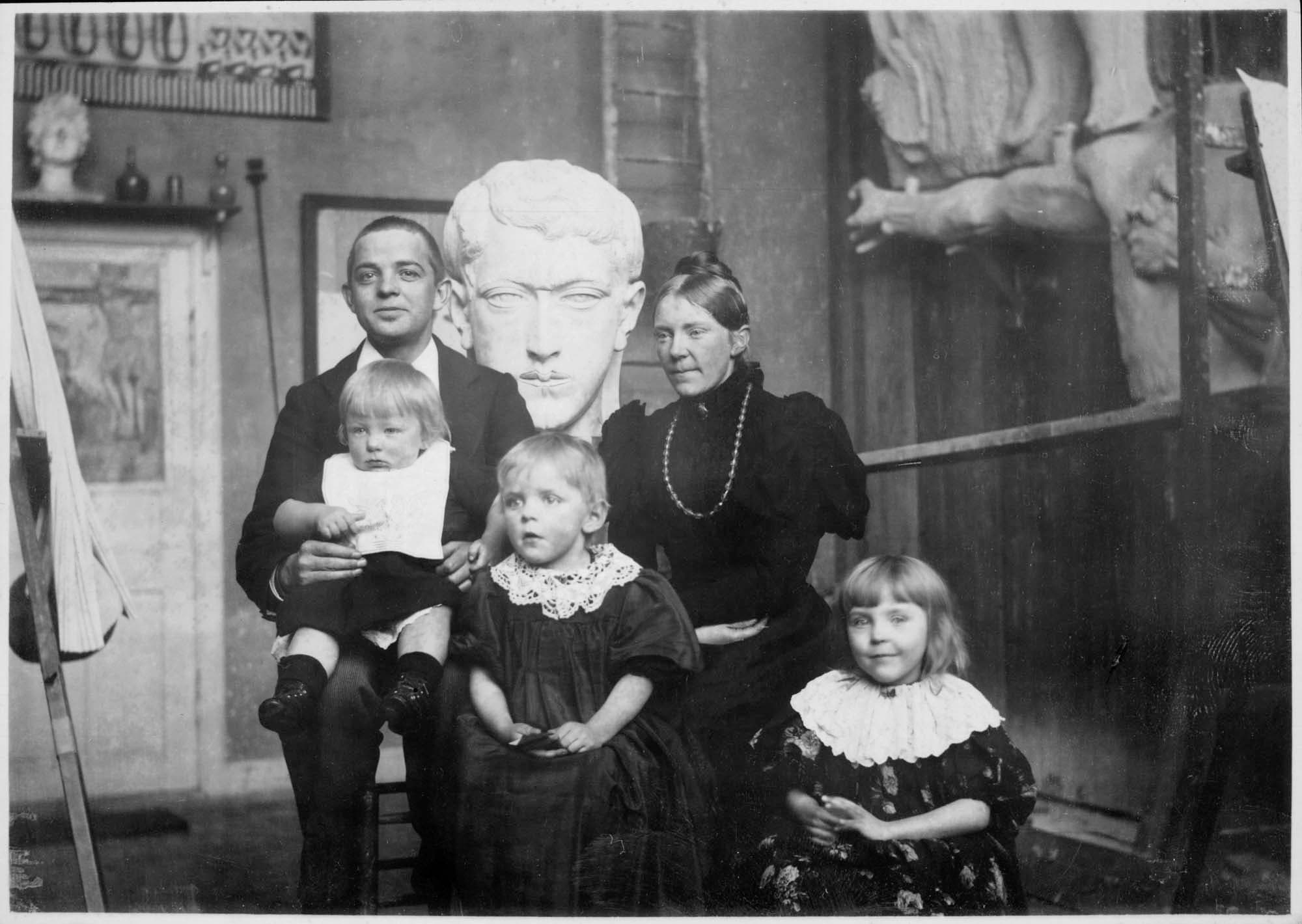 
1.46. Familien Nielsens taget af J.F. Willumsen i hans atelier efteråret 1896. Carl Nielsen, Anne Marie Carl-Nielsen og børnene fra venstre: Hans Børge, Anne Marie, kaldet Søs, og Irmelin. Foto: Det Kongelige Bibliotek, Kort- og Billedafdelingen.