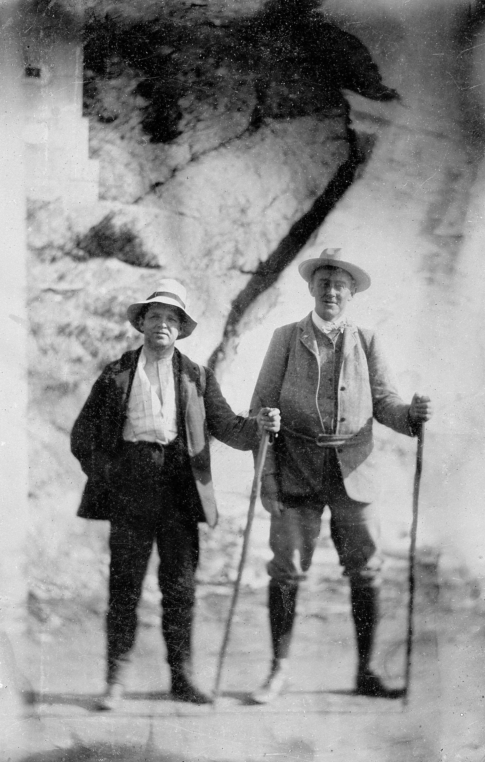 Maskarades komponist, librettist og sceneinstruktør var på vandretur i alperne august 1907. Her Carl Nielsen og Vilhelm Andersen, fotograferet af Julius Lehmann?