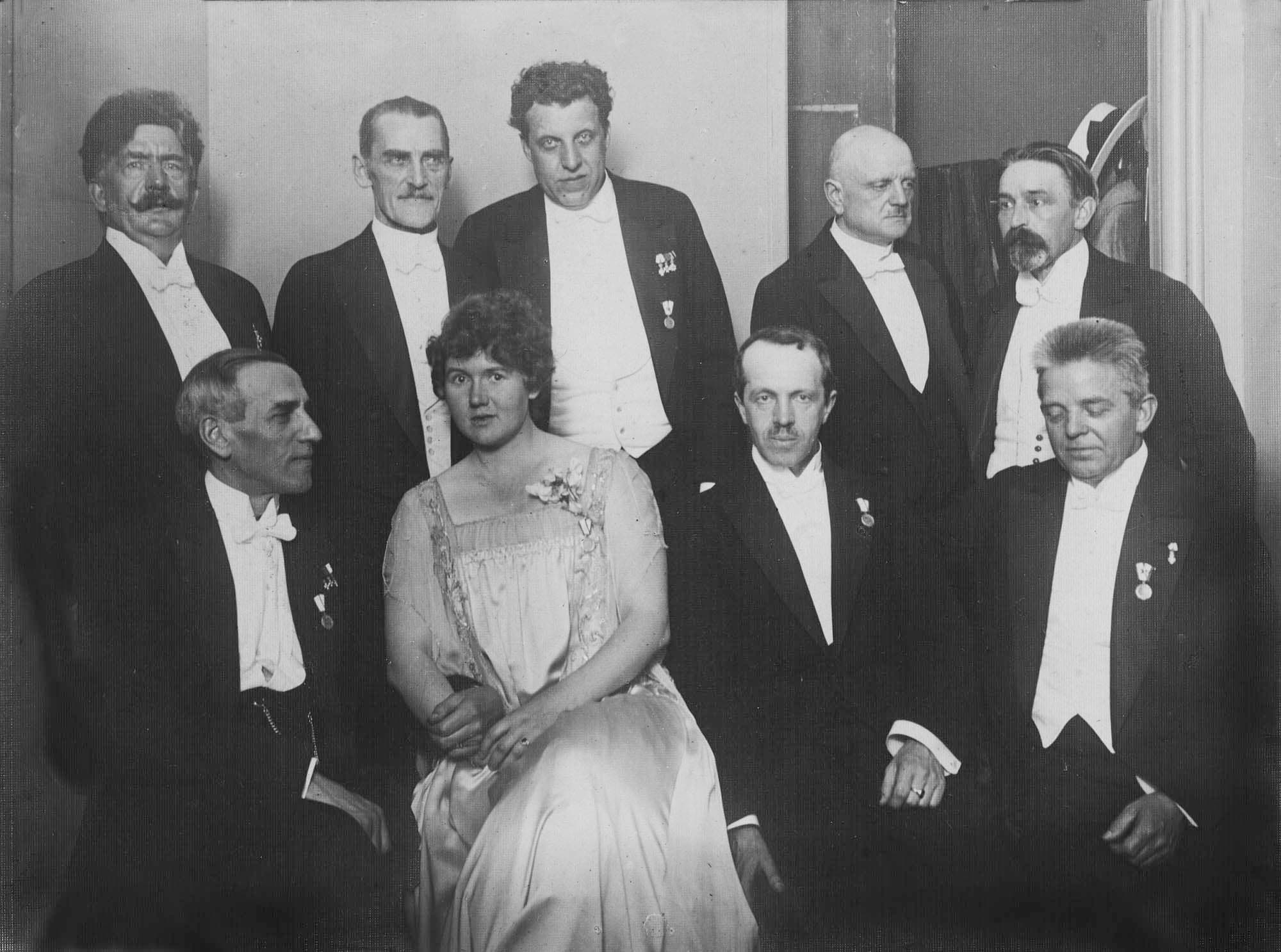 Hovedpersonerne ved Den Nordiske Musikfests afsluttende koncert i Tivoli, lørdag den 21.6.1919. Bagest fra venstre: Johan Halvorsen, Robert Kajanus, Georg Høeberg, Jean Sibelius og Frederik Schnedler-Petersen. Forrest fra venstre: Wilh. Stenhammar, Karin Branzell, Erkki Melartin og Carl Nielsen.
