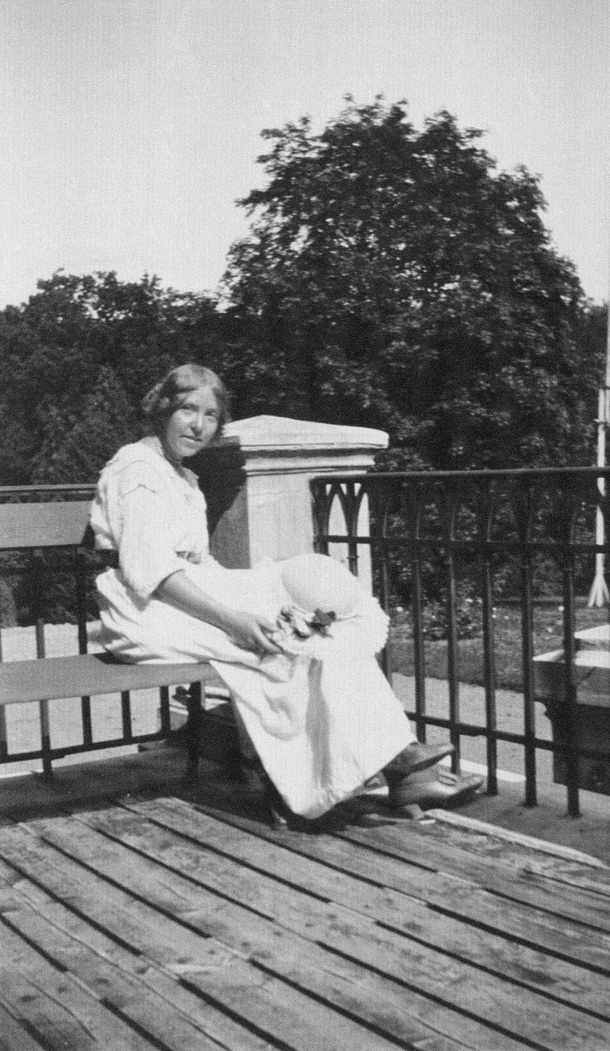 Irmelin på Damgaards terrasse, sommeren 1917. (KB, HA Acc. 2008/25). 