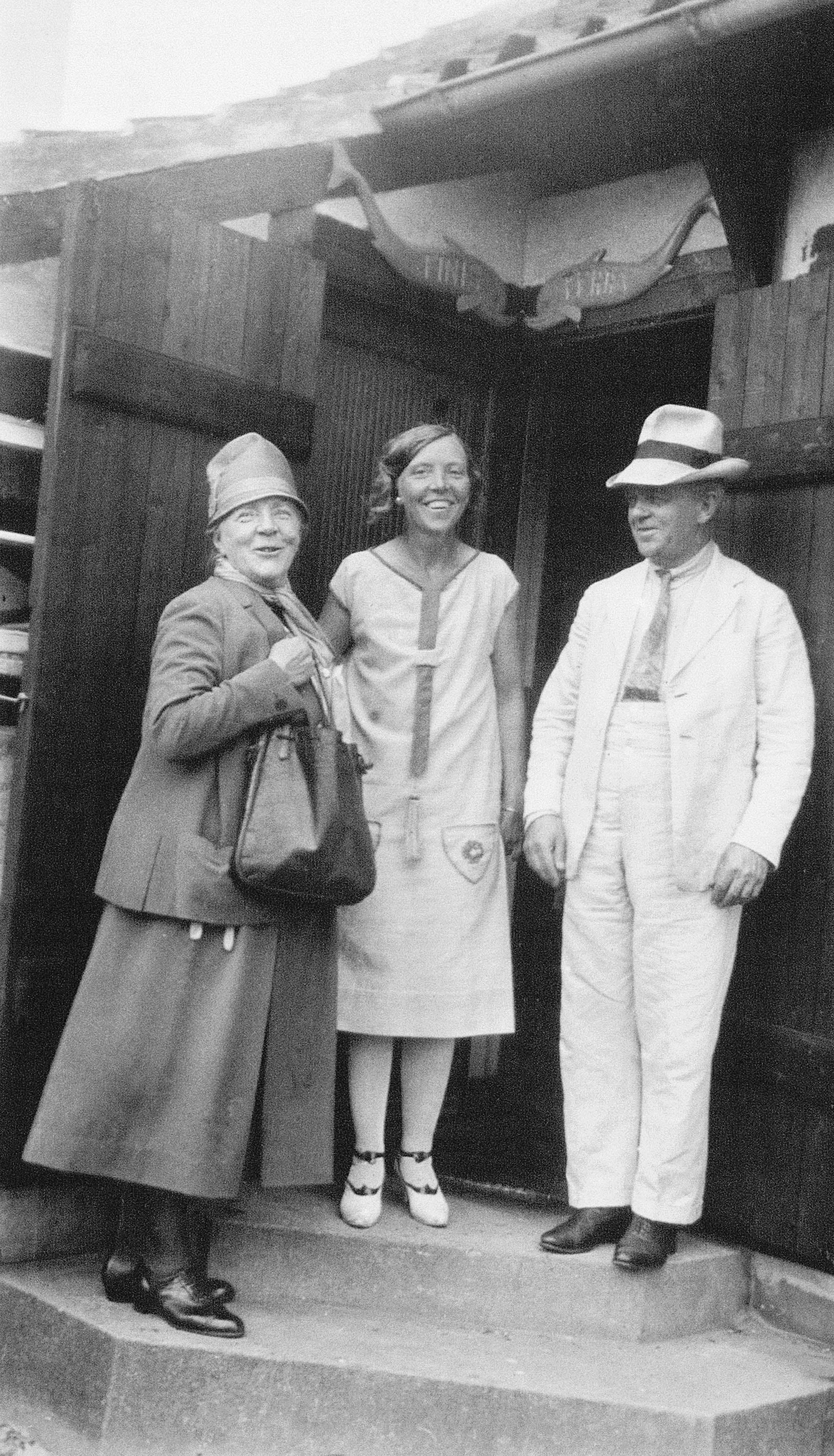 Anne Marie, Irmelin og Carl Nielsen i døren til Finis terræ, Skagen. Udateret.