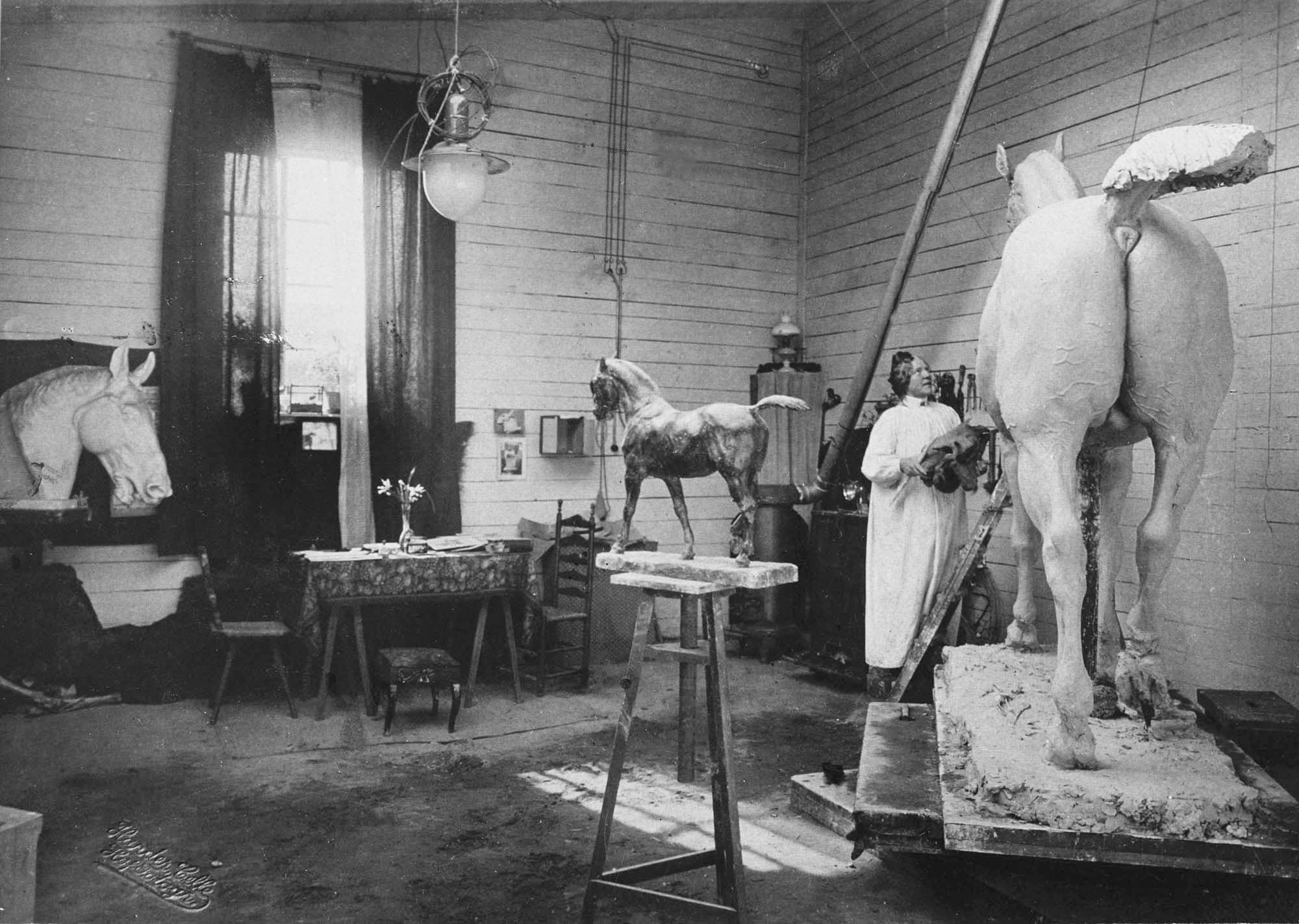 Postkort til datteren Søs 27.3.1914: ”her kan Du se det Indvendige af mit Ateljer hvor jeg slider med mit Arbejde. Kanariefugl i Vinduet Pindsvin under Sophaen. Din Moder”. (KB, HA CNA).