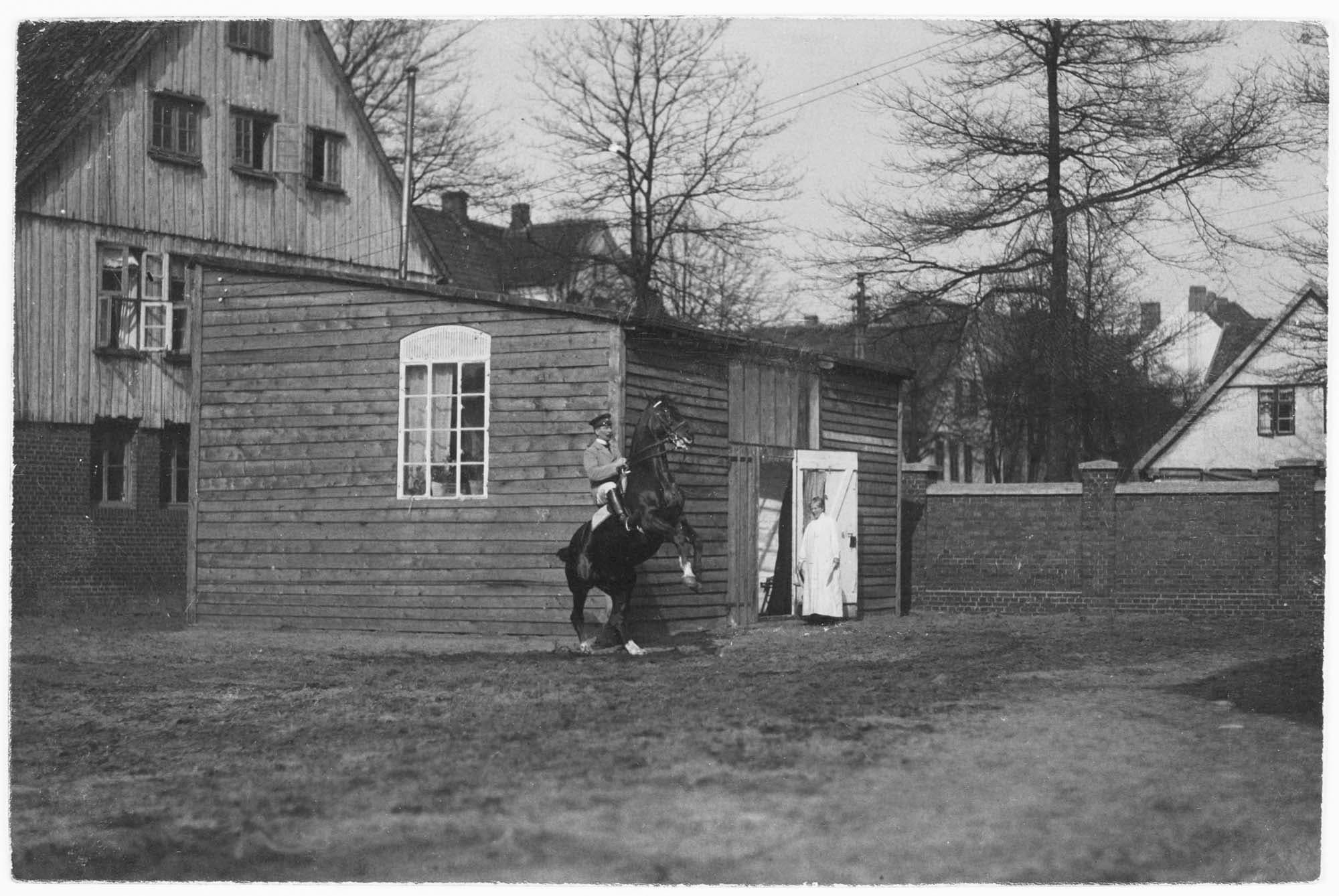 Modelhingsten Flingarth og Anne Marie Carl-Nielsen ved atelieret i Celle. Postkort til datteren Irmelin 21.3.1914. (KB, HA CNA).