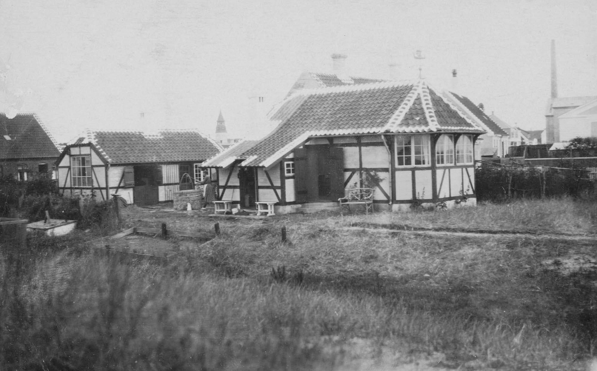 På forsiden det nyerhvervede sommerhus Finis terræ. Fotograf: Johannes Knudstrup, Skagen.  (KB, HA CNA).
