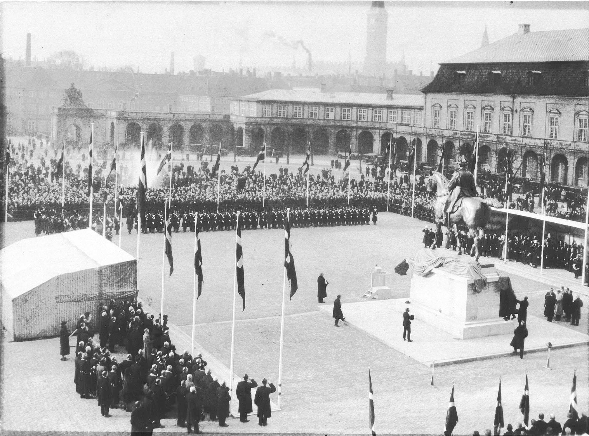 Afsløringen af Christian 9.s rytterstatue på ridebanen ved Christiansborg Slot, tirsdag den 15.11.1927.