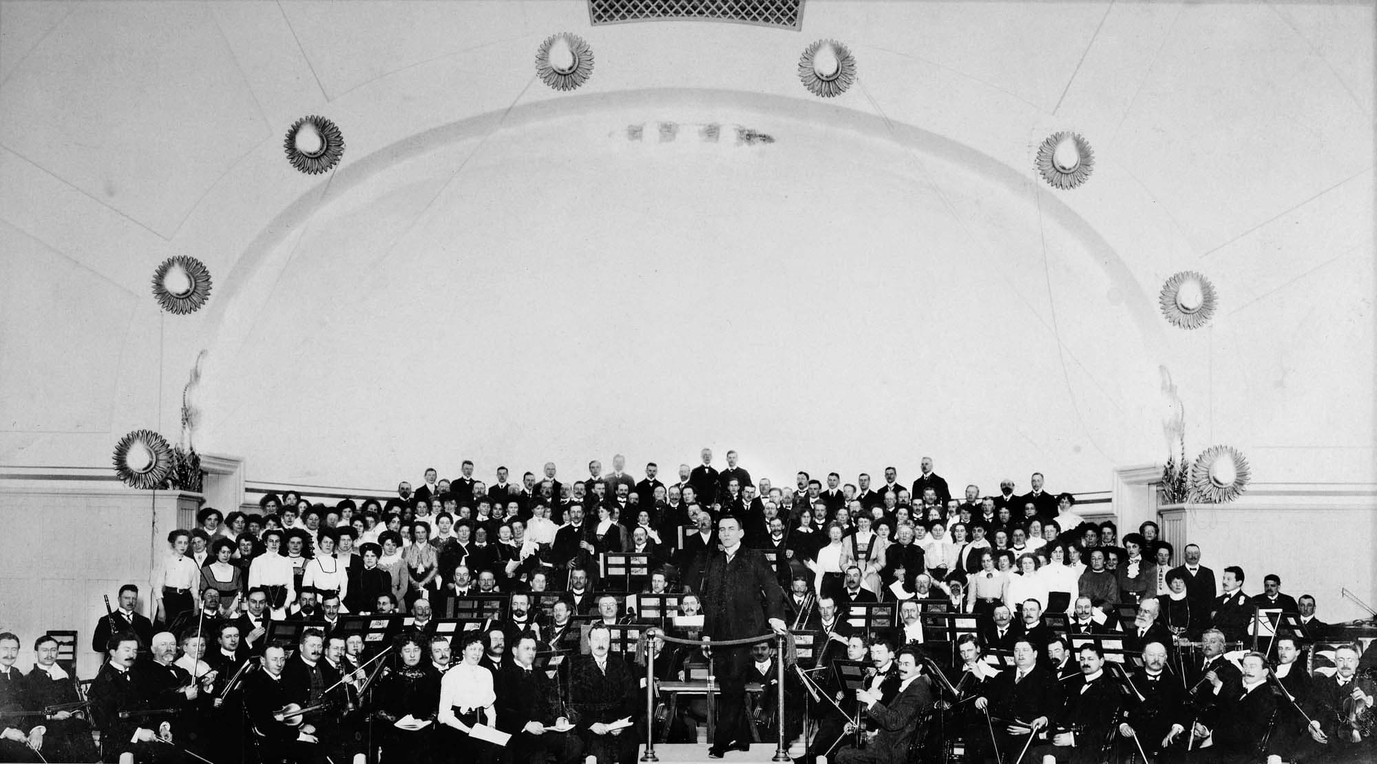 Göteborgs orkesterförenings kor og orkester, Wilhelm Stenhammar på dirigentpodiet. Ca. 1915. (Göteborgs Konserthus). 