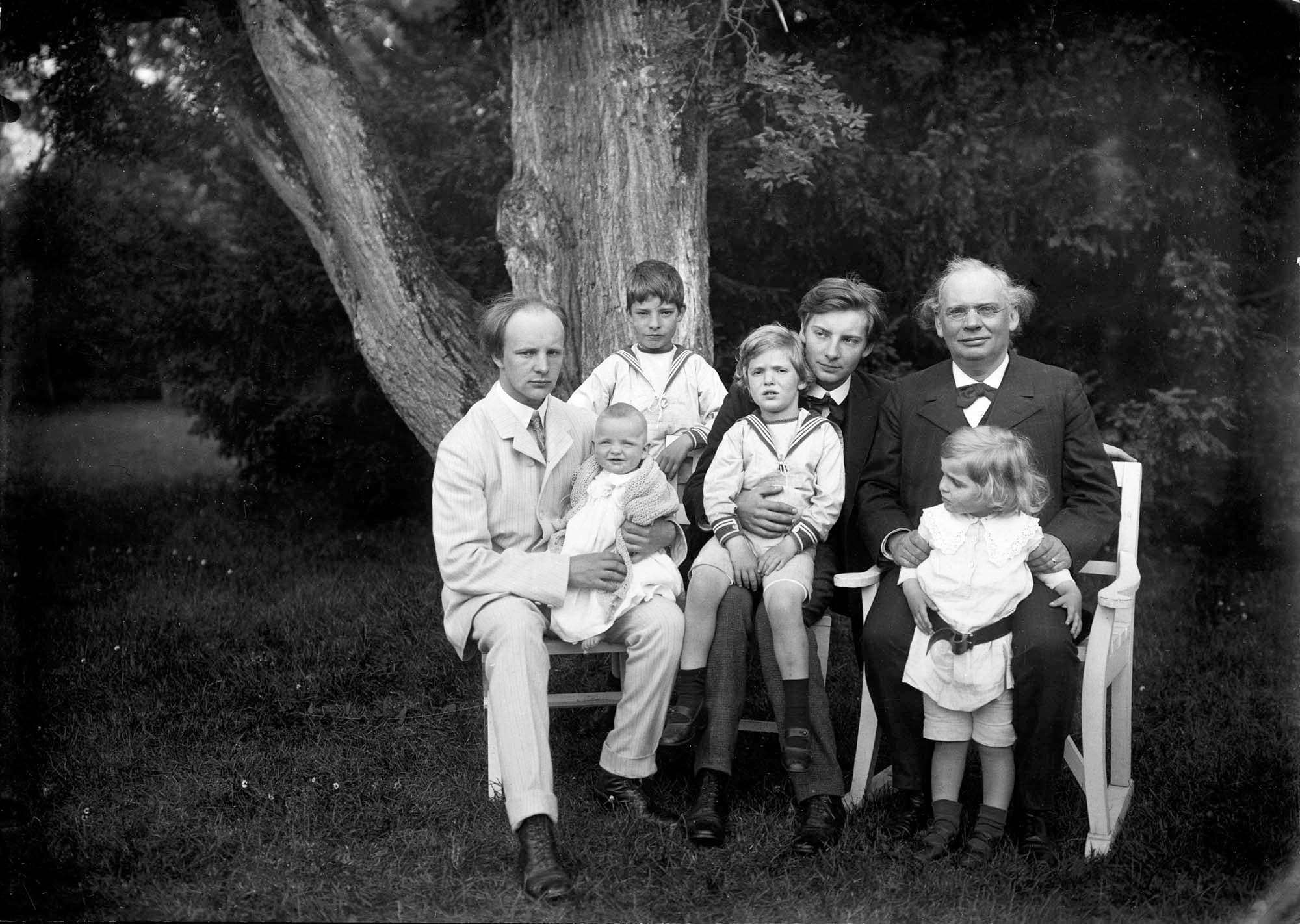 Julius Röntgen og hans seks sønner, fra venstre: Lula, Joachim, Johannes, Edvard, Engelbert og Frants. Fuglsang 1907.