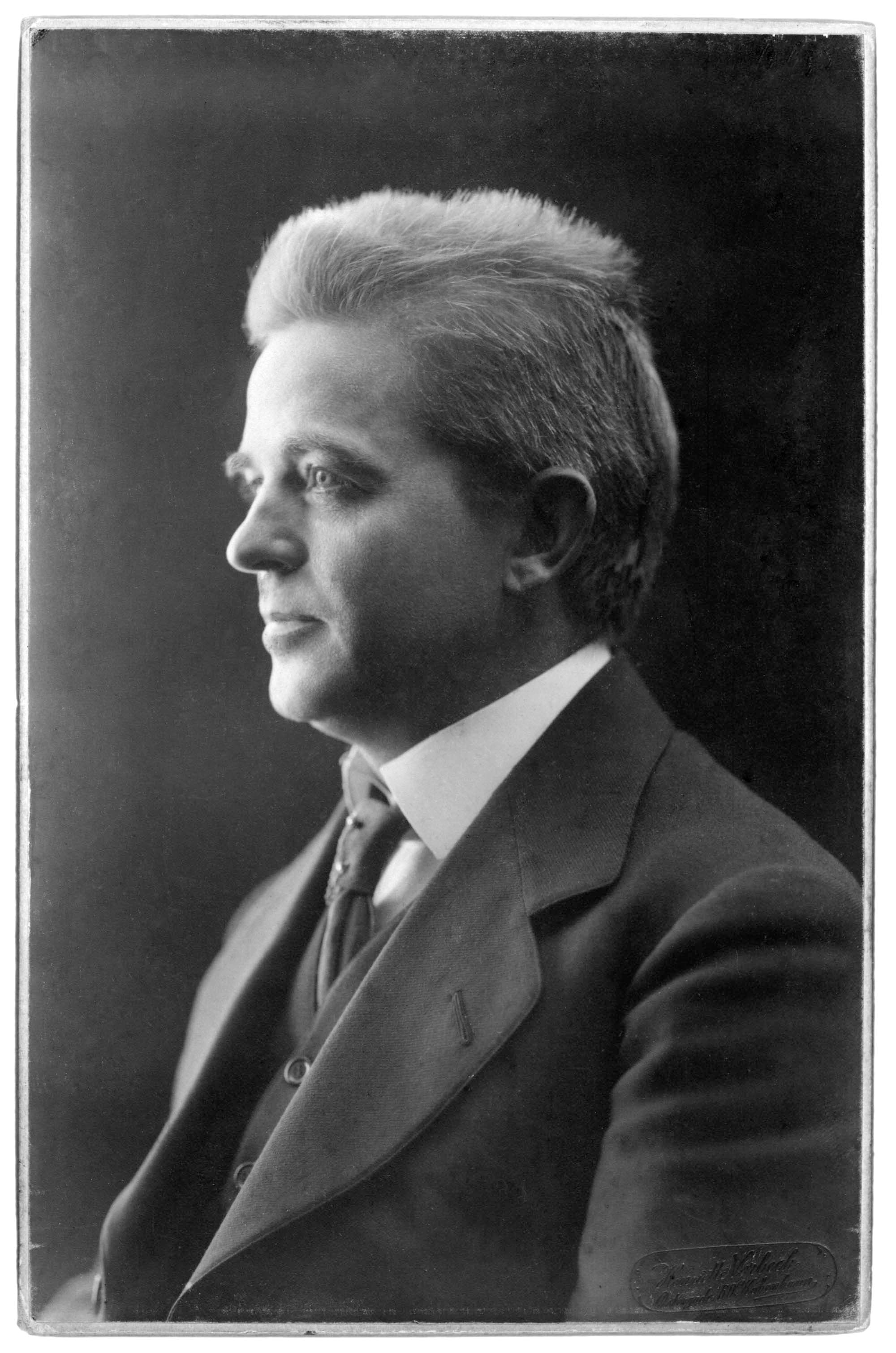 Carl Nielsen fotograferet hos Henriette Vorbeck, som havde forretning på Østergade i København ca. 1909-11.