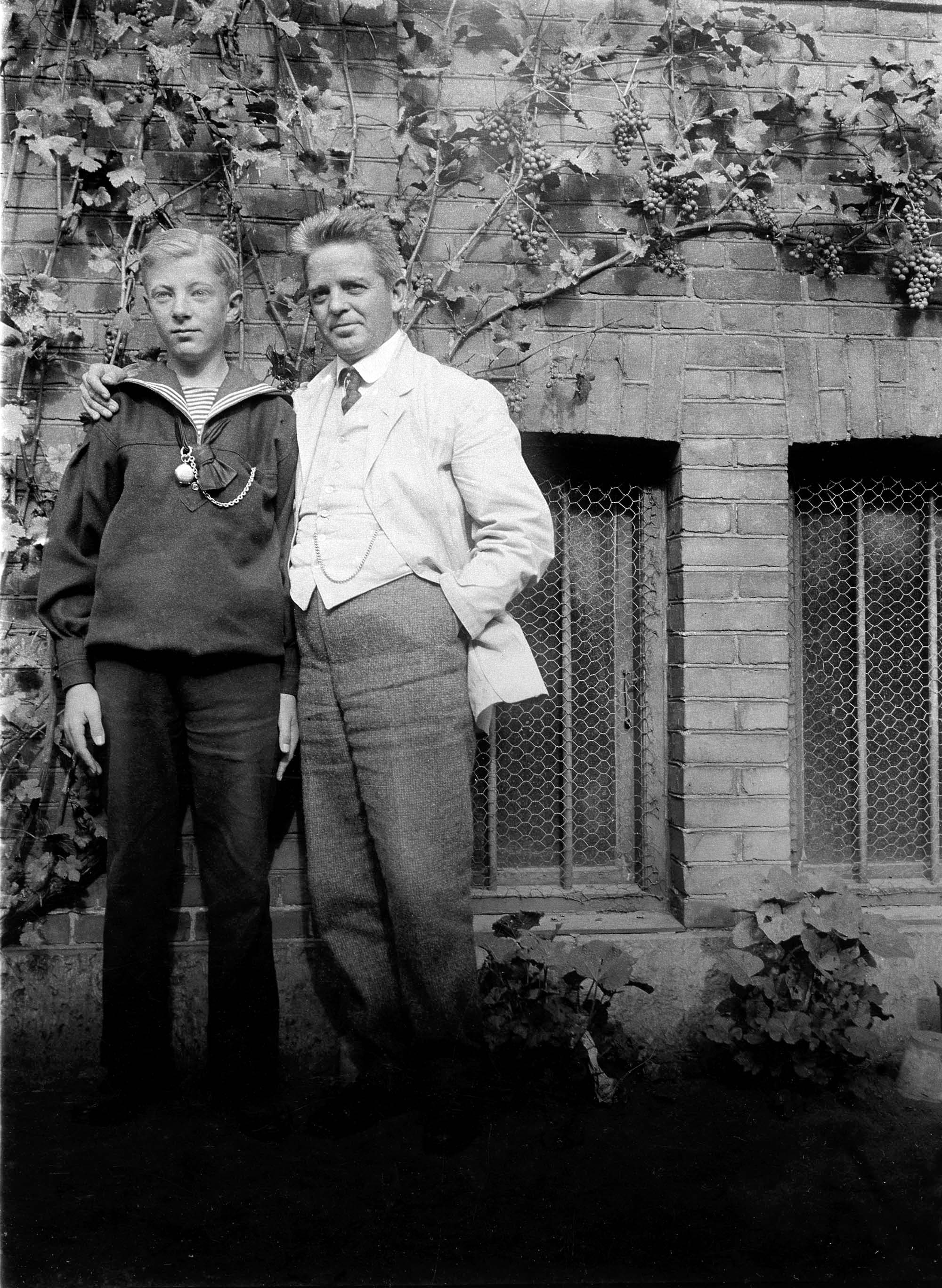 Carl Nielsen og sønnen Hans Børge, født 1895, ved villaen på Vodroffsvej, angiveligt 1910.