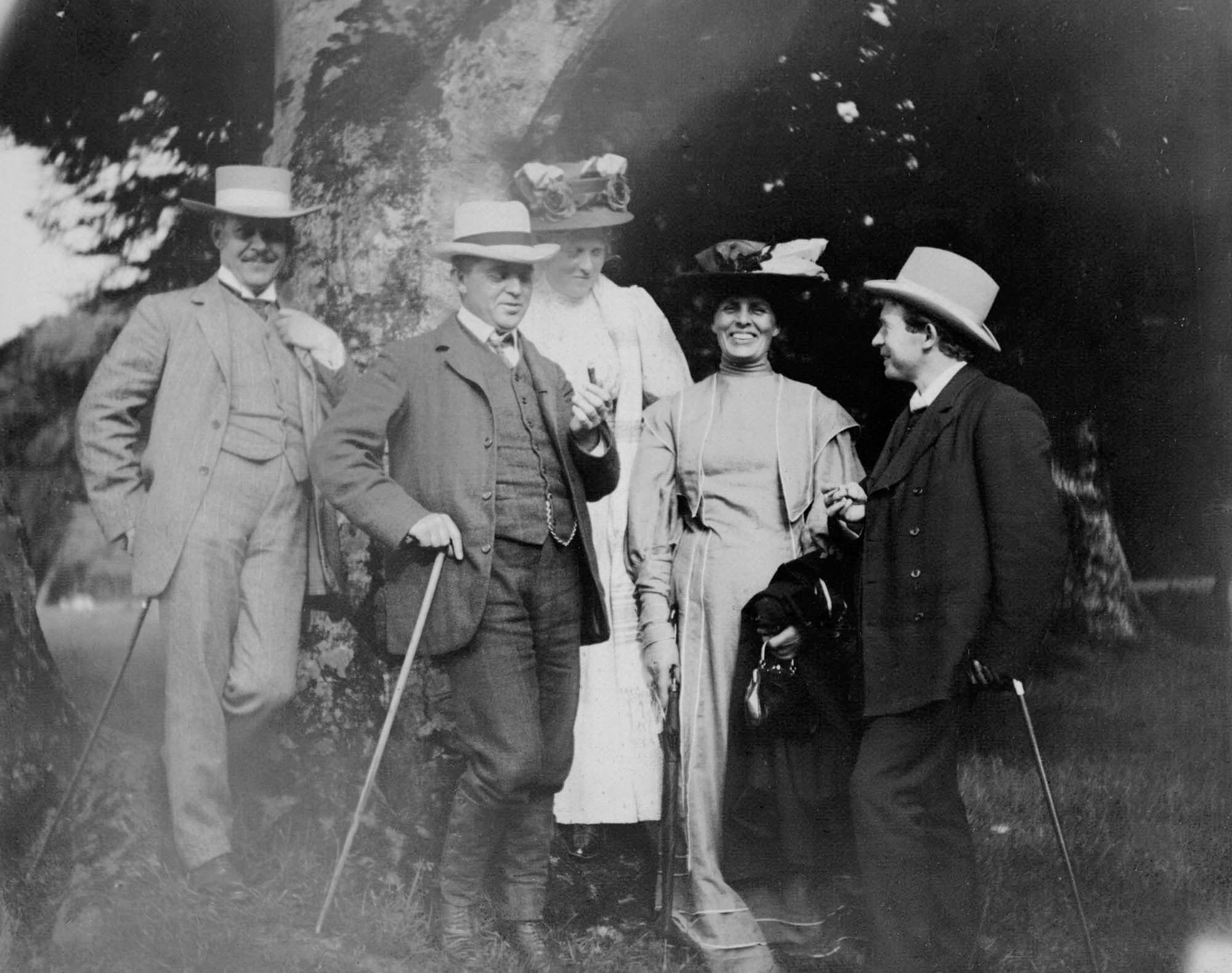 Dyrehaven 28.6.1907. Ludvig Holstein, Carl Nielsen, Else Marie Jensen, Petrine Holstein og L.C. Nielsen. Fotograf Johannes V. Jensen.