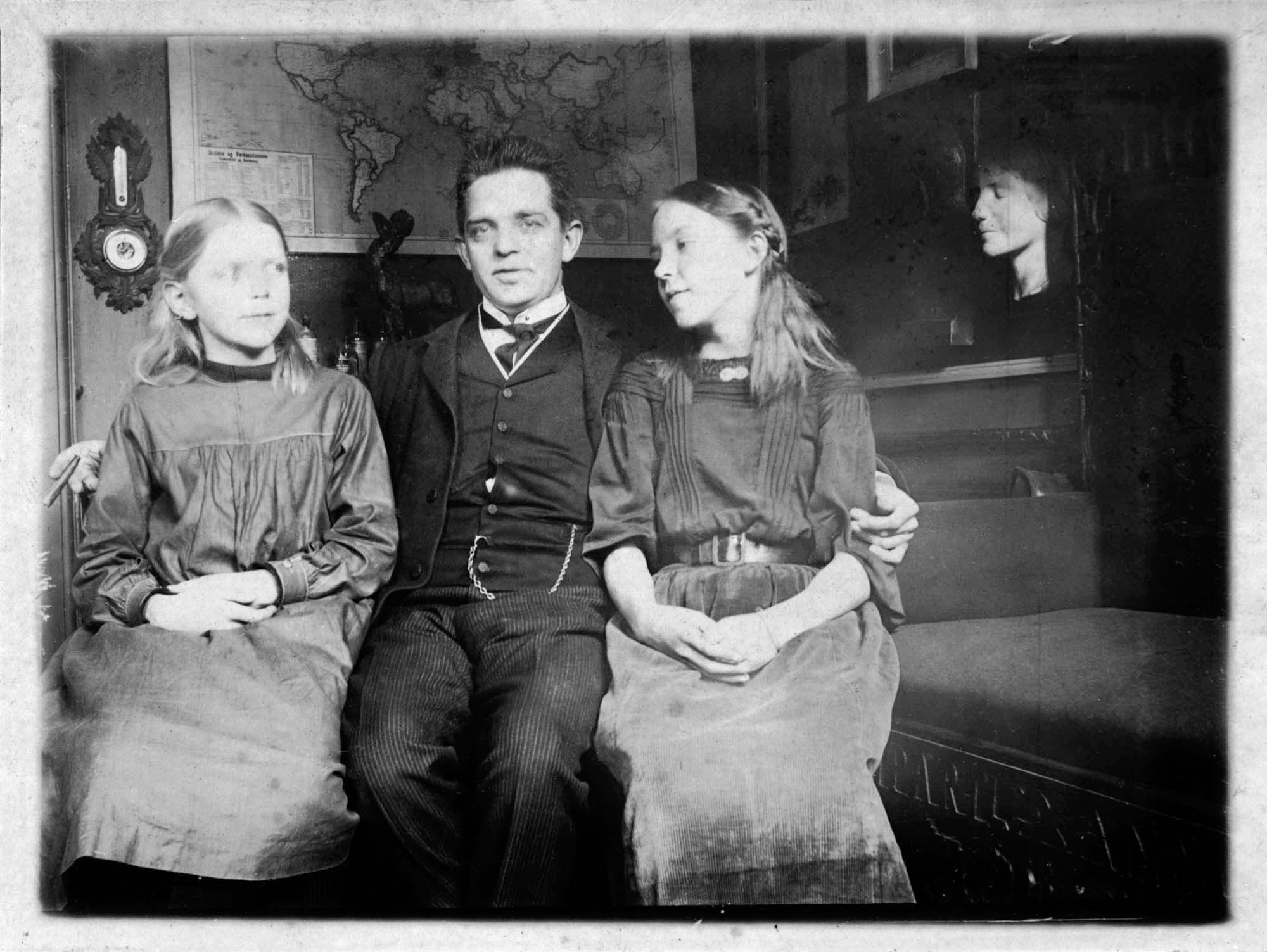 Med døtrene Søs og Irmelin, ca. 1906.