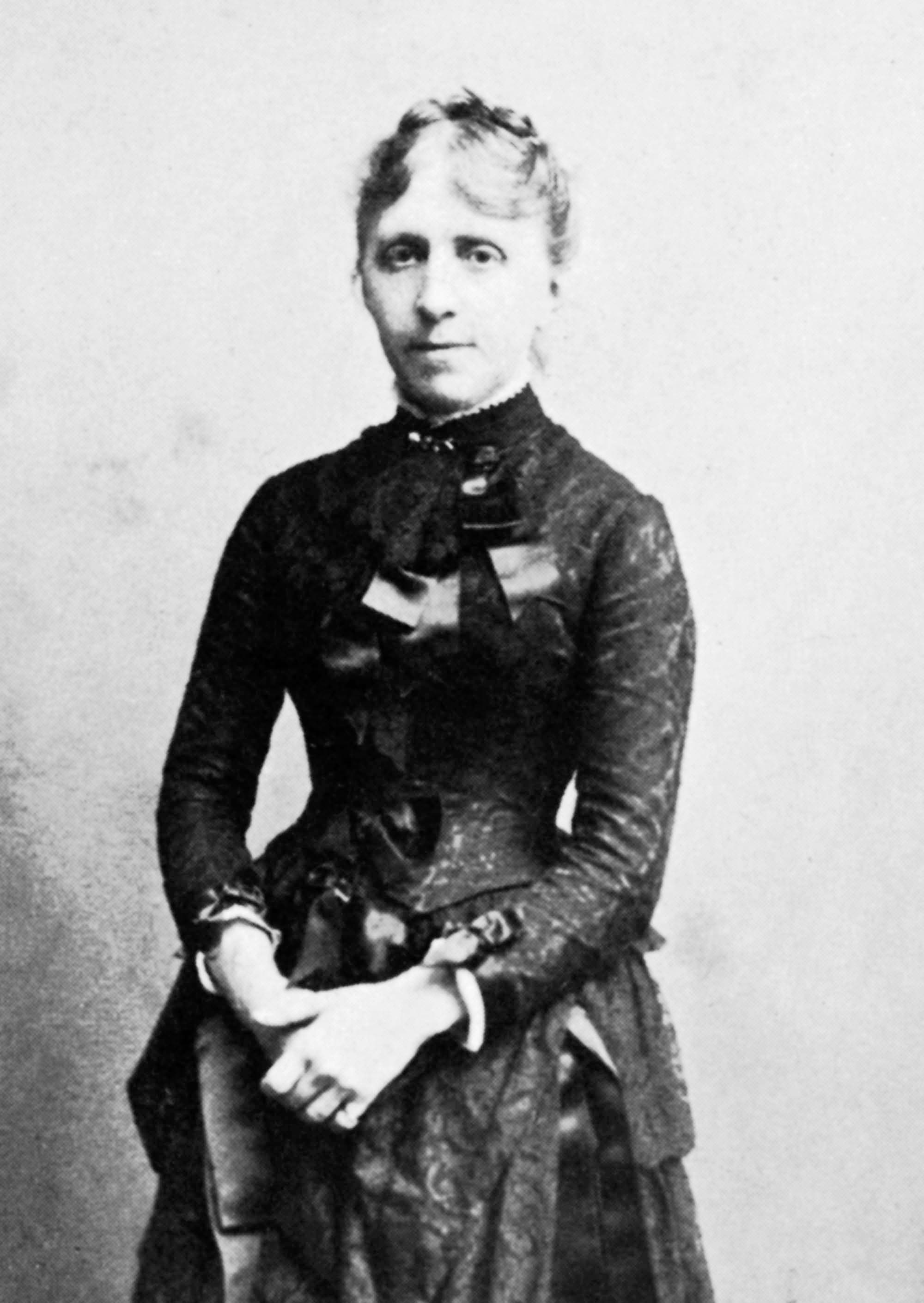 Anna Kjær, født 1838, gift med rådmand og medejer af firmaet Sthyr &amp; Kjær Peter Bernhard Kjær, 1835-1911. Carl Nielsen havde musiceret med Anna Kjær i hendes hjem siden sin studietid og var blevet en ven af huset. (TS).