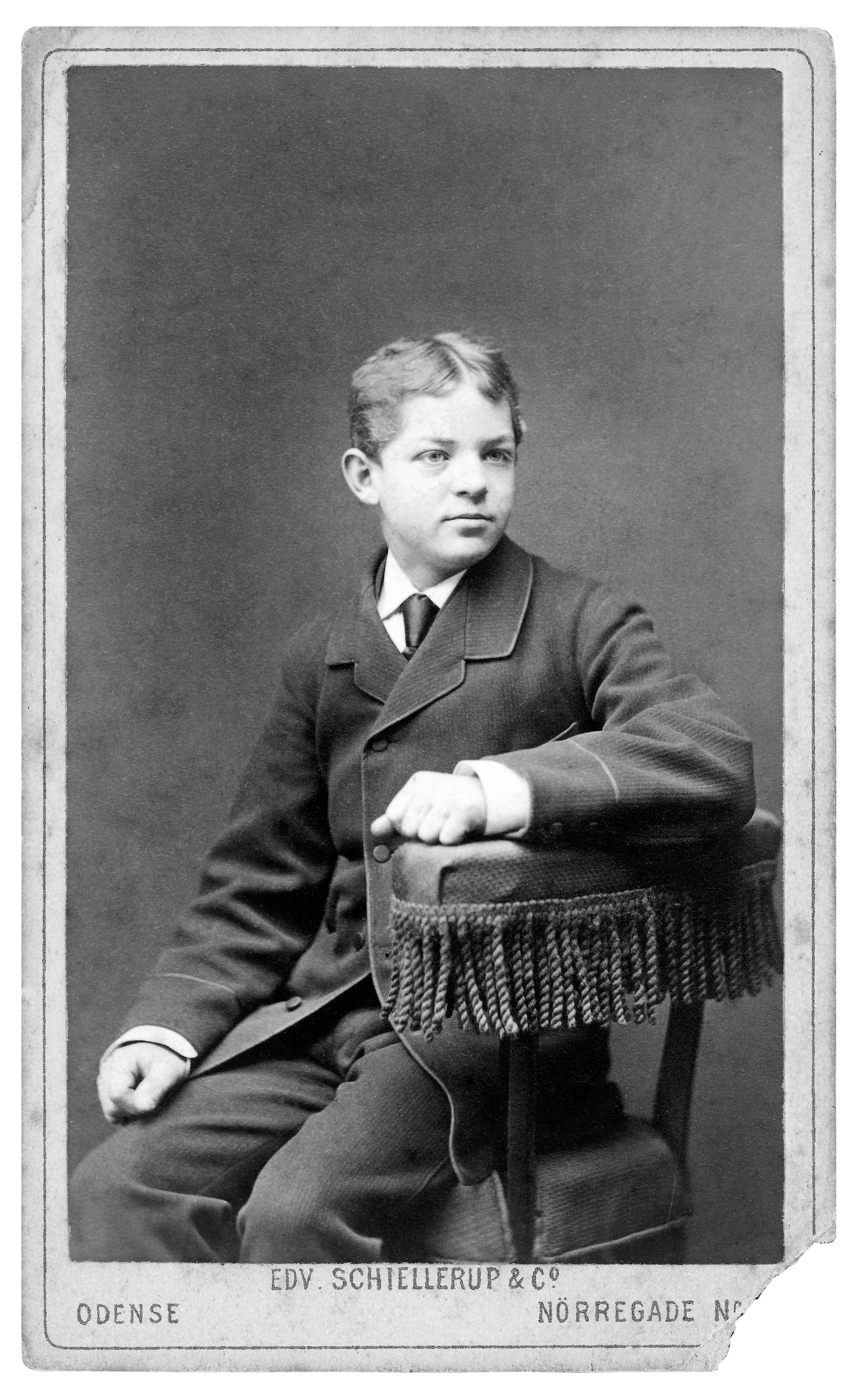 Carl Nielsen i civil. Ifølge hans egen oplysning på bagsiden af et eksemplar af billedet til Knud Harder er han 14 år gammel.